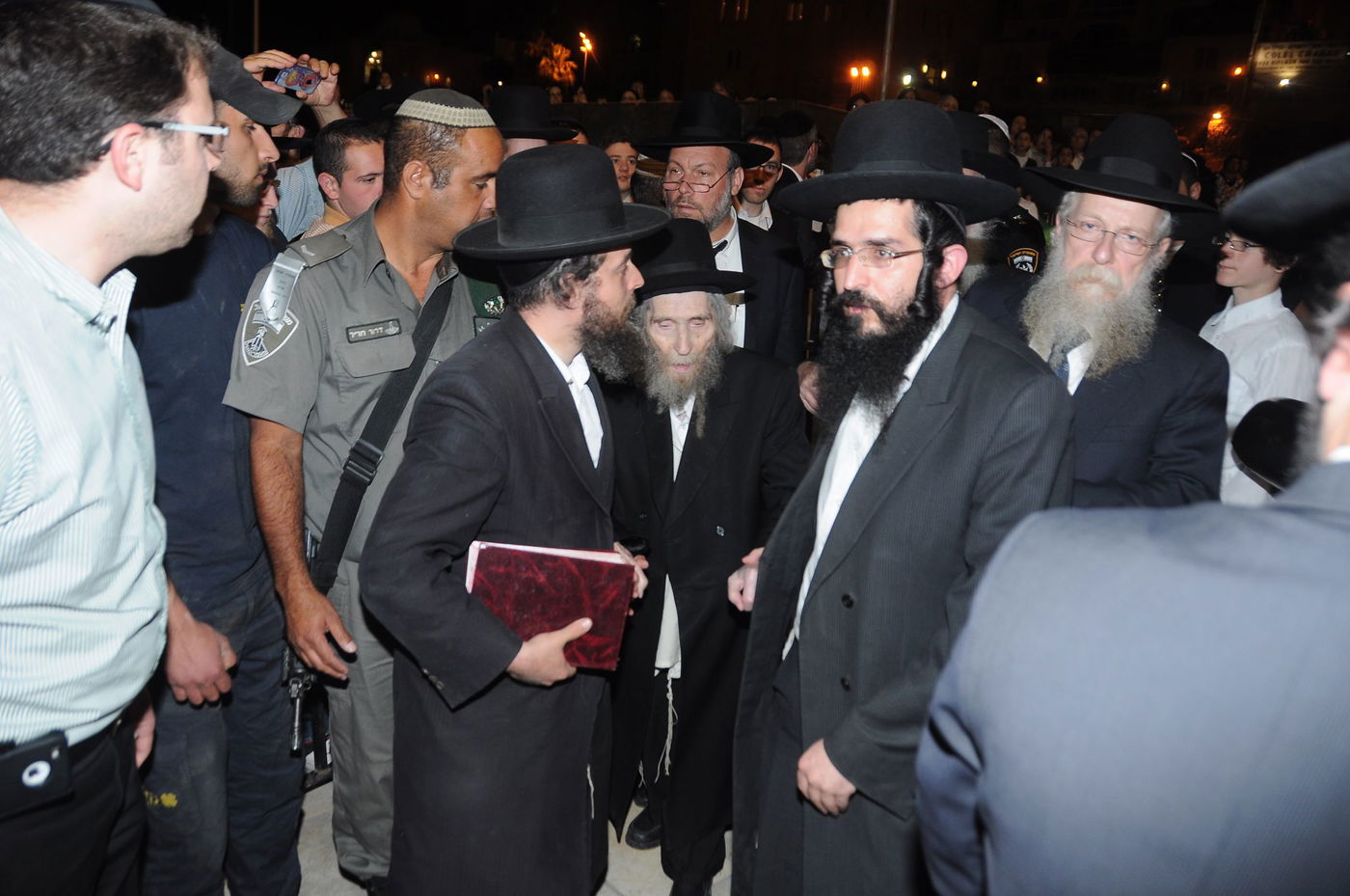 הגראי"ל ביקר בכותל  המערבי והתייחס לסוגיית נשות הכותל: "צריך רחמי שמיים"