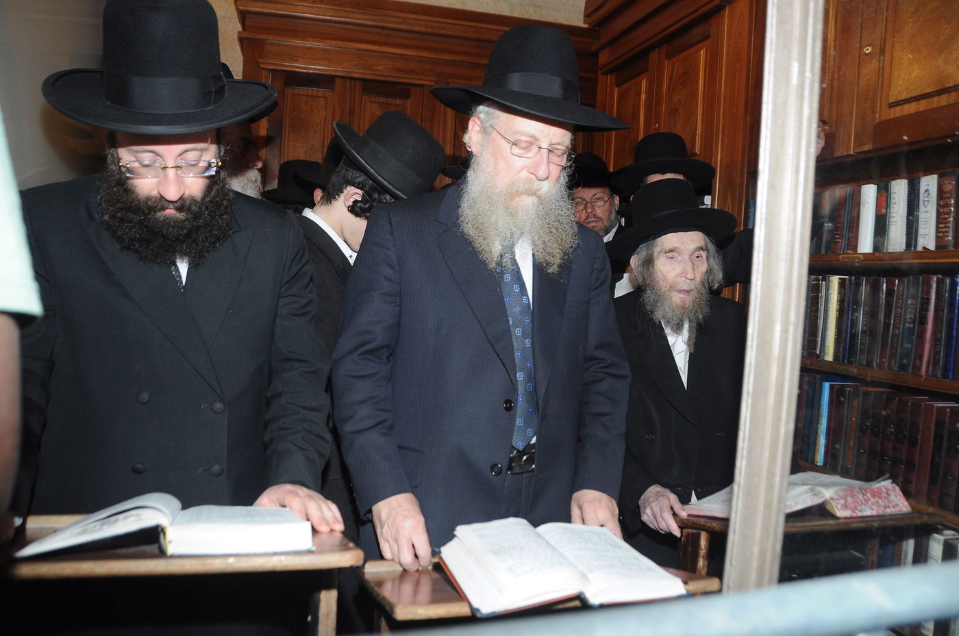 הגראי"ל ביקר בכותל  המערבי והתייחס לסוגיית נשות הכותל: "צריך רחמי שמיים"