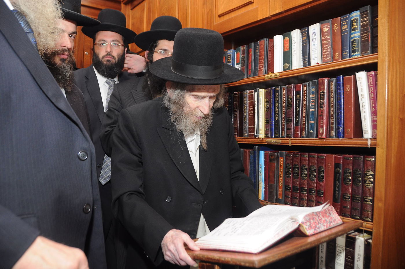 הגראי"ל ביקר בכותל  המערבי והתייחס לסוגיית נשות הכותל: "צריך רחמי שמיים"