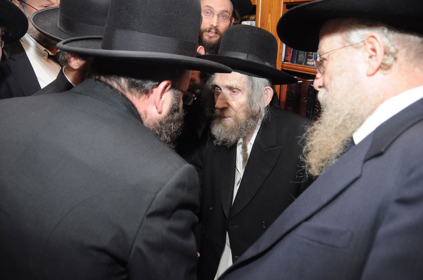 הגראי"ל ביקר בכותל  המערבי והתייחס לסוגיית נשות הכותל: "צריך רחמי שמיים"