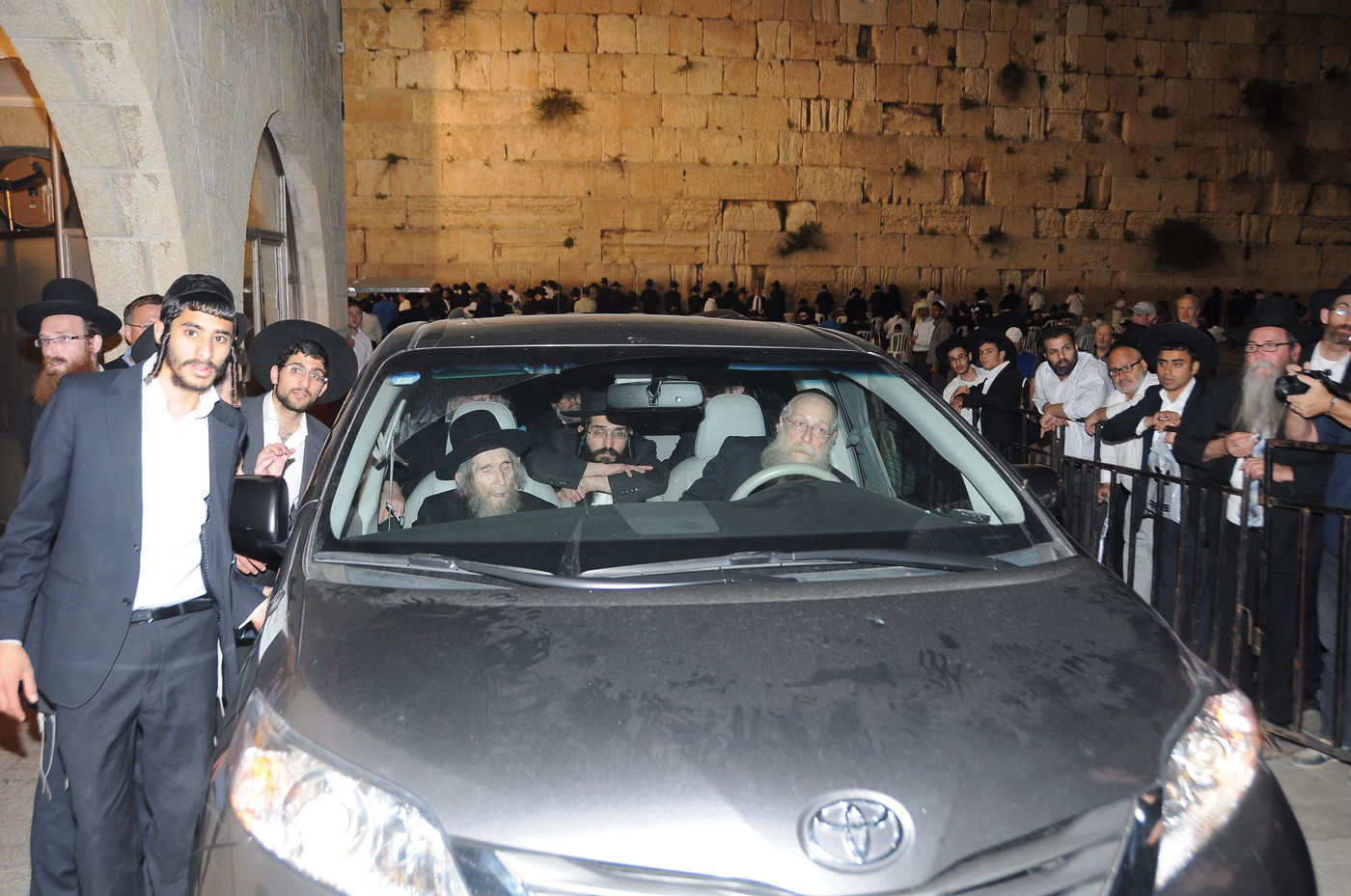 הגראי"ל ביקר בכותל  המערבי והתייחס לסוגיית נשות הכותל: "צריך רחמי שמיים"