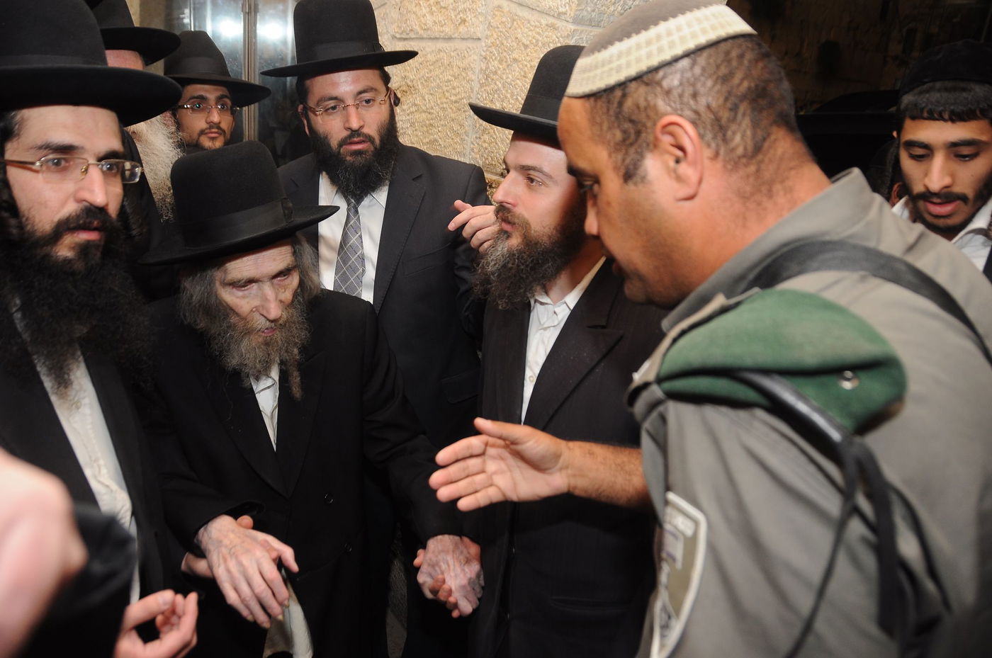 הגראי"ל ביקר בכותל  המערבי והתייחס לסוגיית נשות הכותל: "צריך רחמי שמיים"