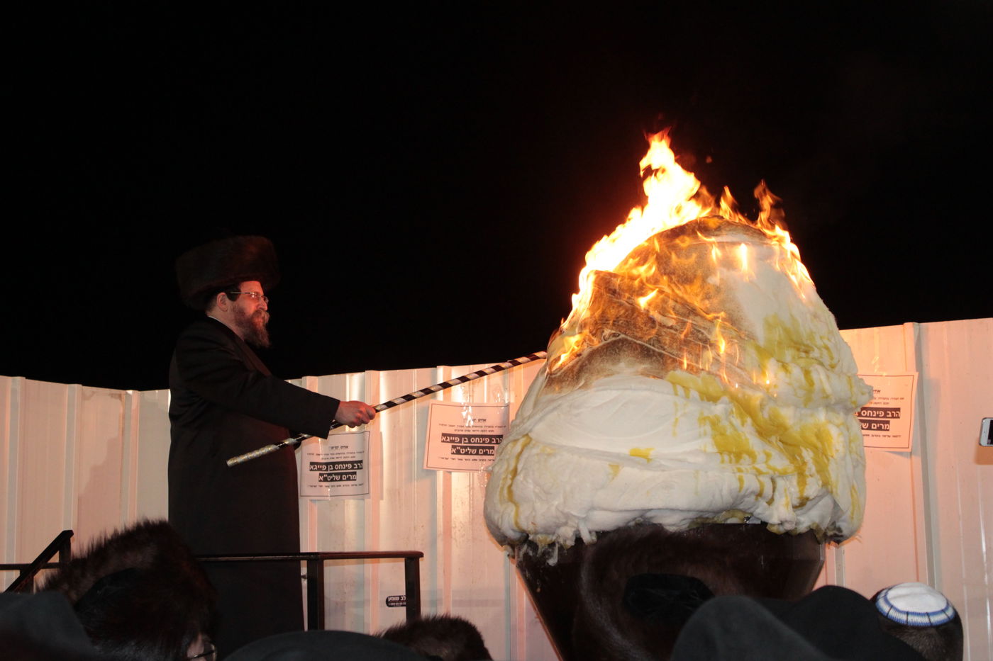 אוֹר מֻפְלֶא אוֹר הַיְקוֹד הֵם יוֹקְדִים: תיעוד ענק ממירון