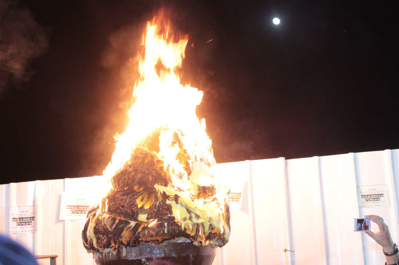 אוֹר מֻפְלֶא אוֹר הַיְקוֹד הֵם יוֹקְדִים: תיעוד ענק ממירון