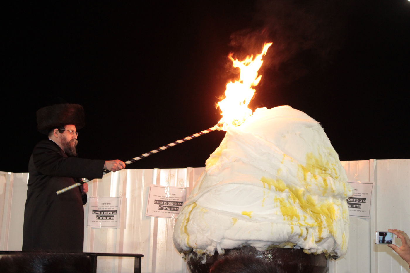 אוֹר מֻפְלֶא אוֹר הַיְקוֹד הֵם יוֹקְדִים: תיעוד ענק ממירון