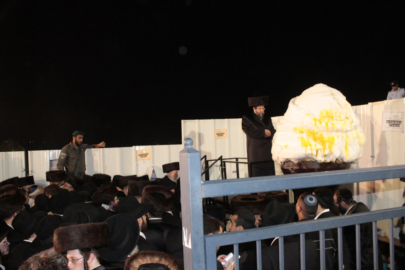 אוֹר מֻפְלֶא אוֹר הַיְקוֹד הֵם יוֹקְדִים: תיעוד ענק ממירון