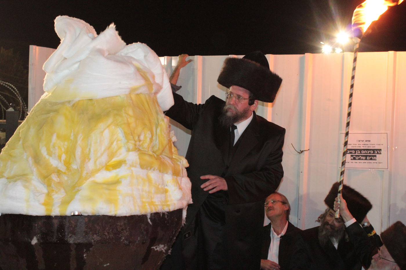 אוֹר מֻפְלֶא אוֹר הַיְקוֹד הֵם יוֹקְדִים: תיעוד ענק ממירון