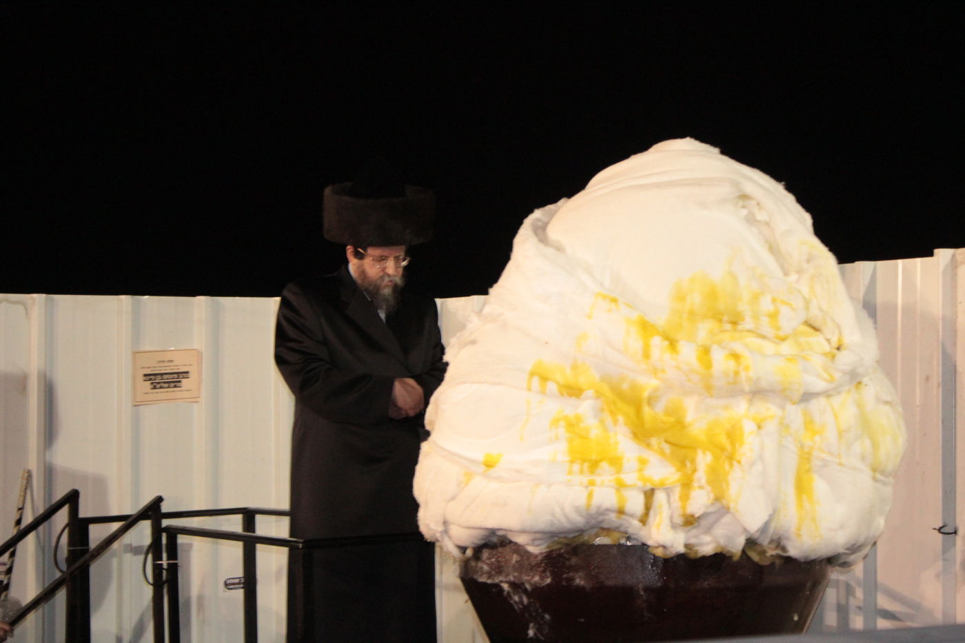 אוֹר מֻפְלֶא אוֹר הַיְקוֹד הֵם יוֹקְדִים: תיעוד ענק ממירון