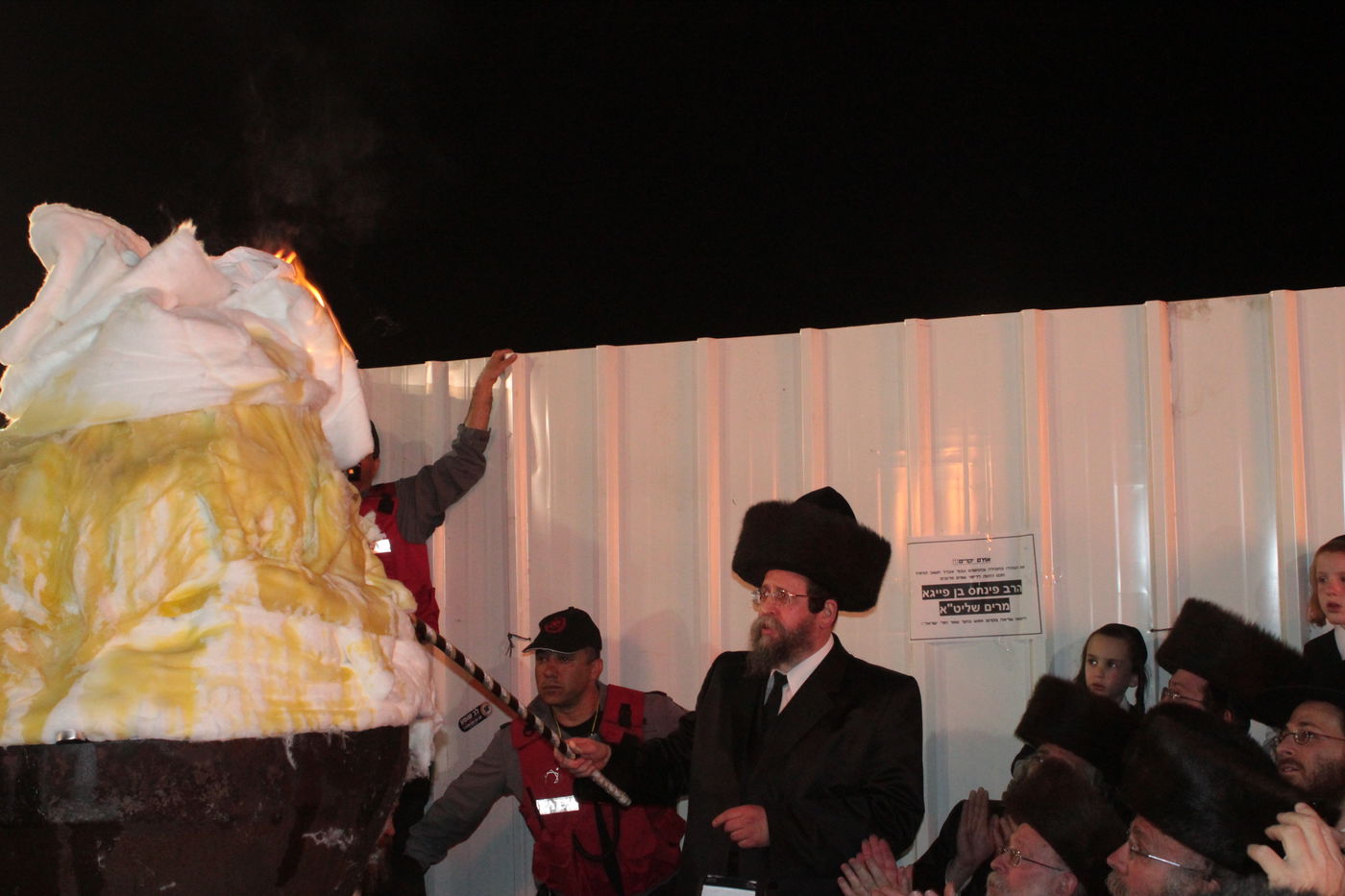 אוֹר מֻפְלֶא אוֹר הַיְקוֹד הֵם יוֹקְדִים: תיעוד ענק ממירון