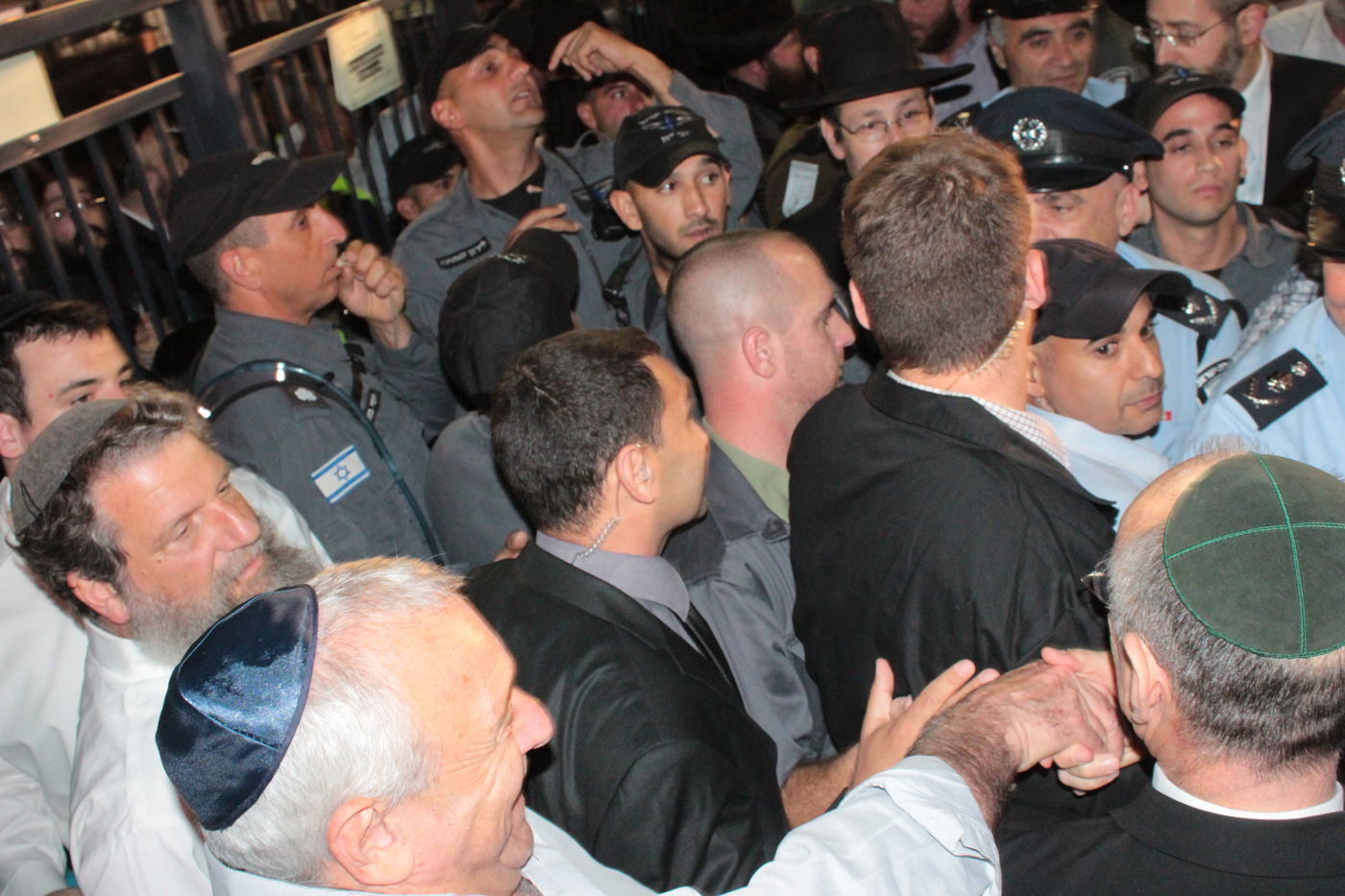 אוֹר מֻפְלֶא אוֹר הַיְקוֹד הֵם יוֹקְדִים: תיעוד ענק ממירון