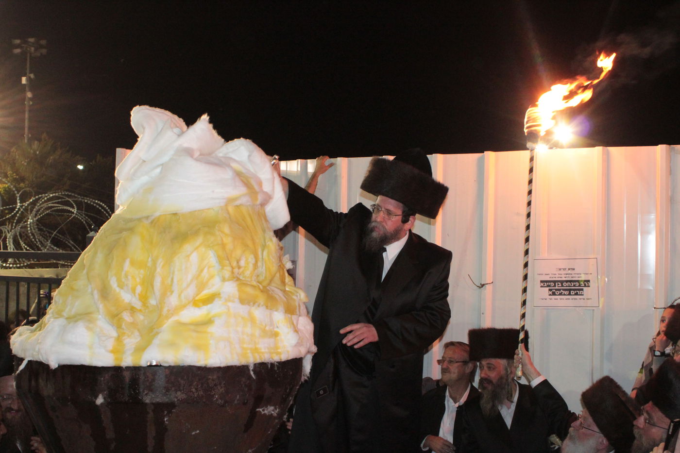 אוֹר מֻפְלֶא אוֹר הַיְקוֹד הֵם יוֹקְדִים: תיעוד ענק ממירון