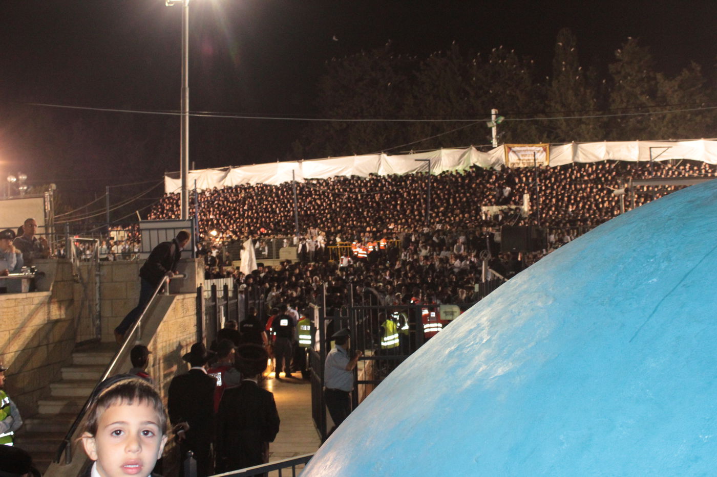 אוֹר מֻפְלֶא אוֹר הַיְקוֹד הֵם יוֹקְדִים: תיעוד ענק ממירון