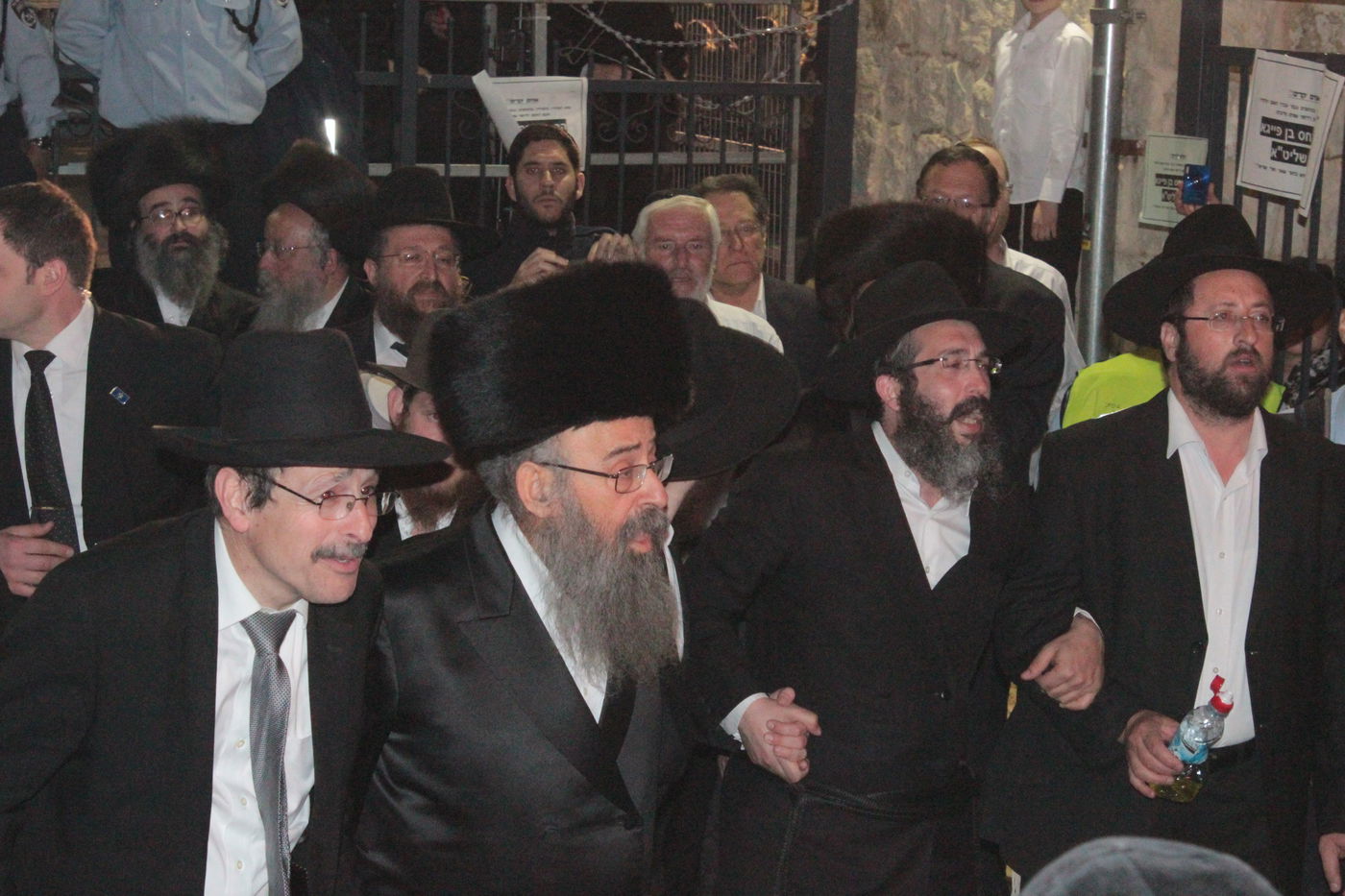 אוֹר מֻפְלֶא אוֹר הַיְקוֹד הֵם יוֹקְדִים: תיעוד ענק ממירון