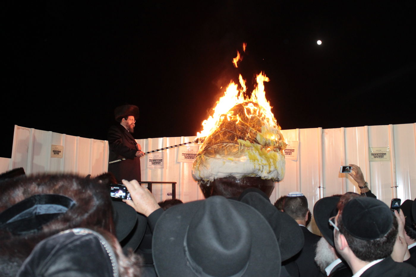 אוֹר מֻפְלֶא אוֹר הַיְקוֹד הֵם יוֹקְדִים: תיעוד ענק ממירון