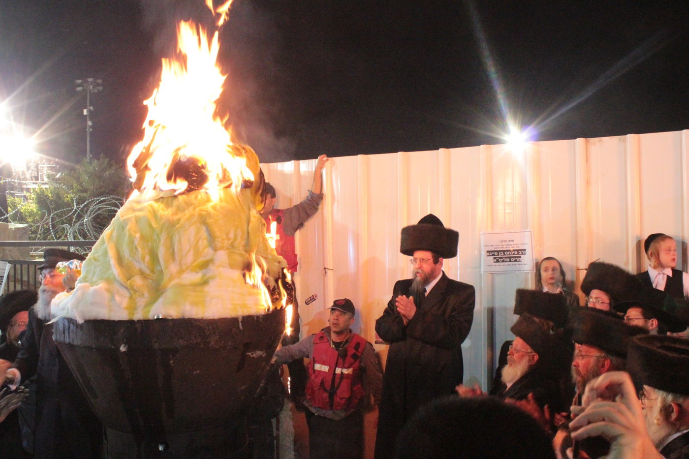 אוֹר מֻפְלֶא אוֹר הַיְקוֹד הֵם יוֹקְדִים: תיעוד ענק ממירון