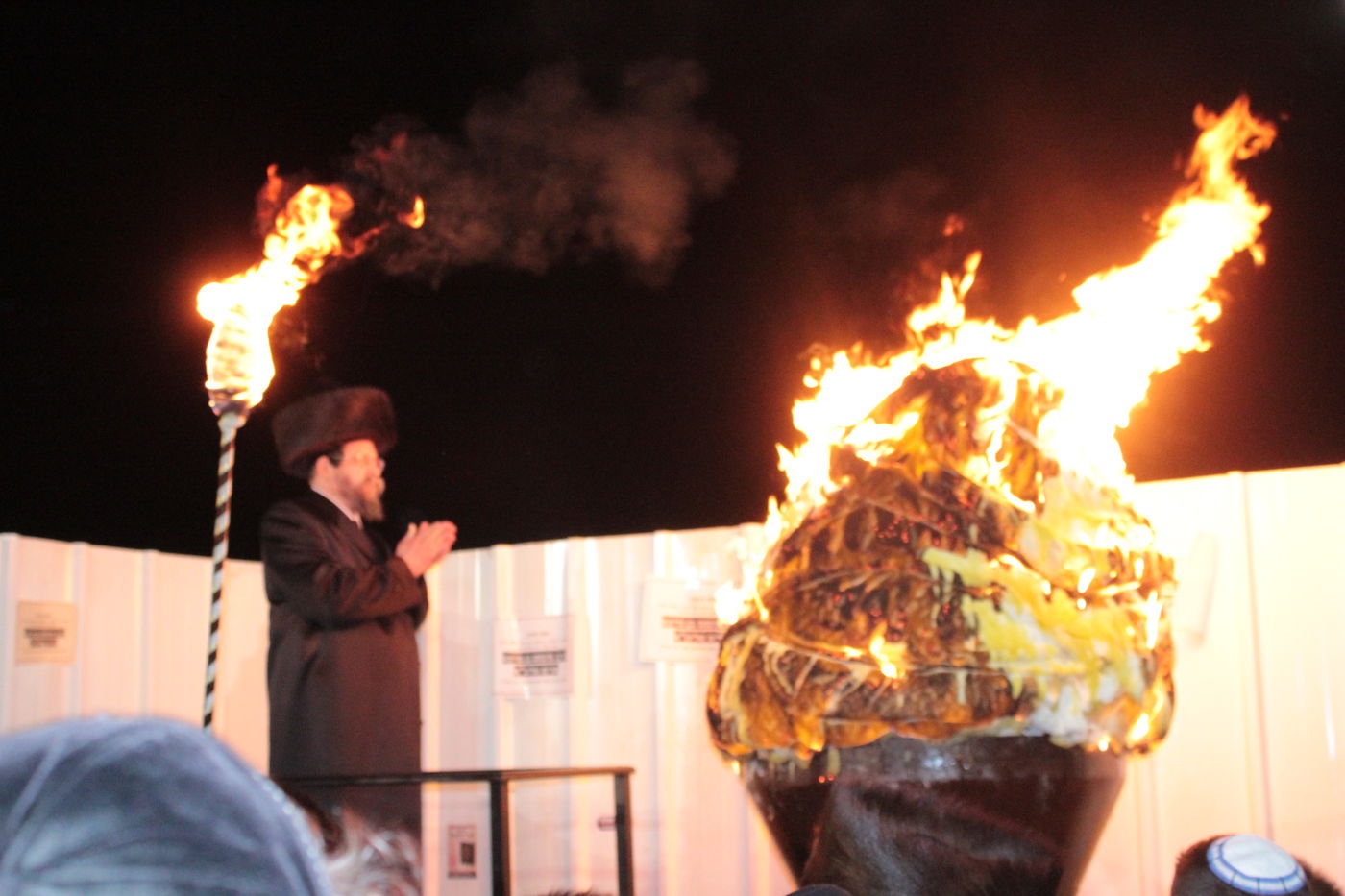 אוֹר מֻפְלֶא אוֹר הַיְקוֹד הֵם יוֹקְדִים: תיעוד ענק ממירון