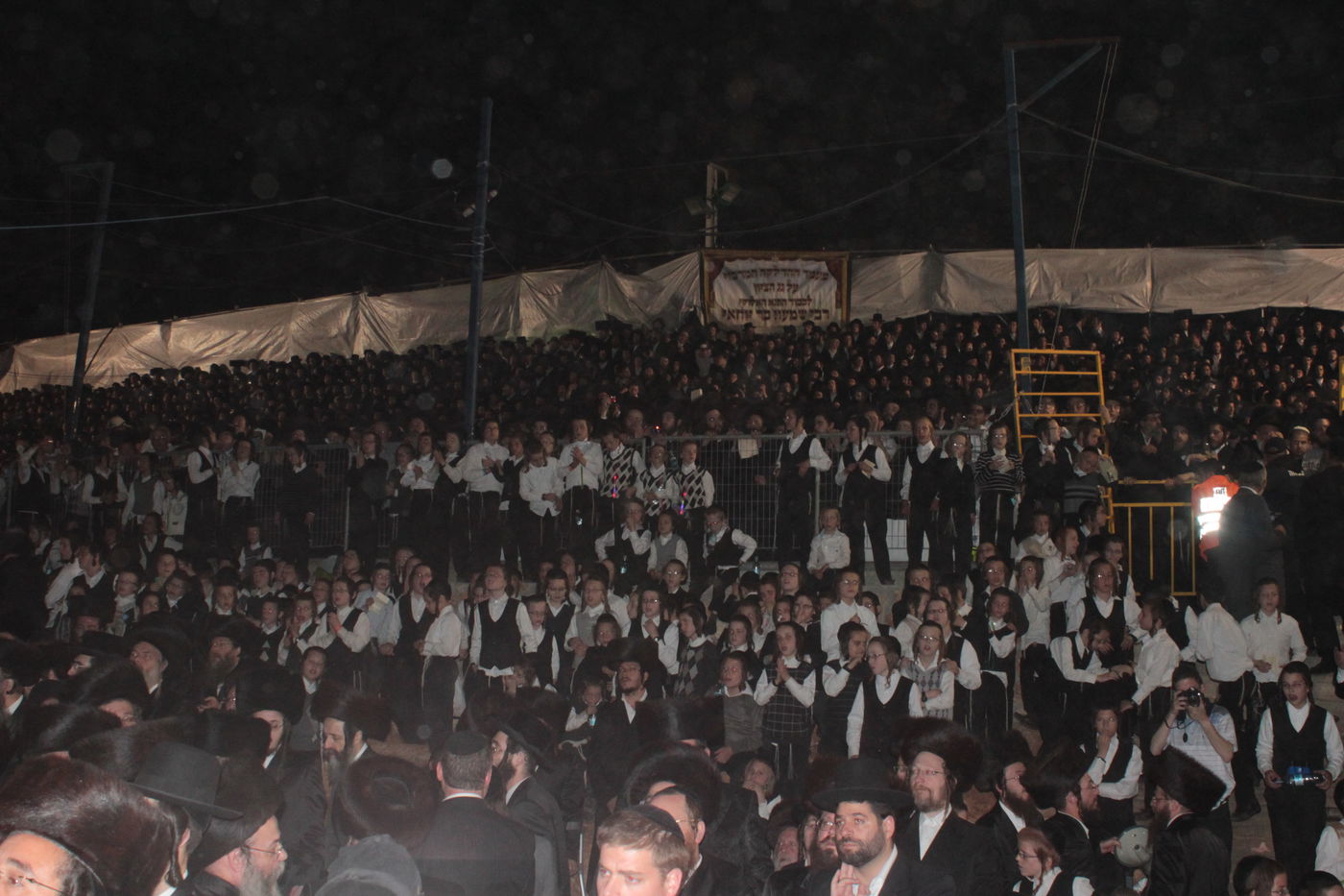 אוֹר מֻפְלֶא אוֹר הַיְקוֹד הֵם יוֹקְדִים: תיעוד ענק ממירון