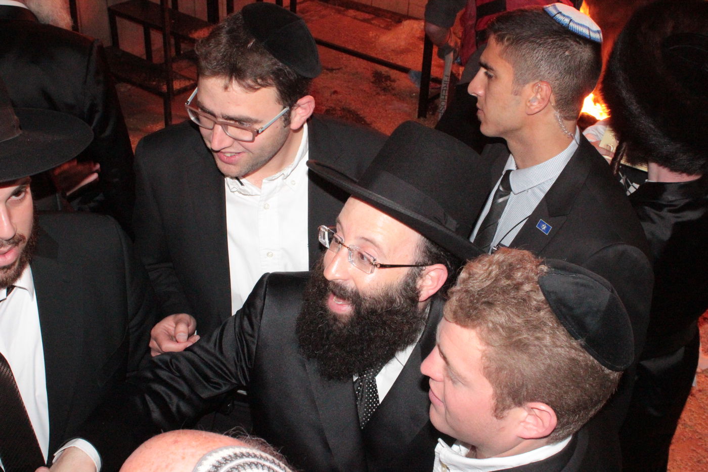 אוֹר מֻפְלֶא אוֹר הַיְקוֹד הֵם יוֹקְדִים: תיעוד ענק ממירון