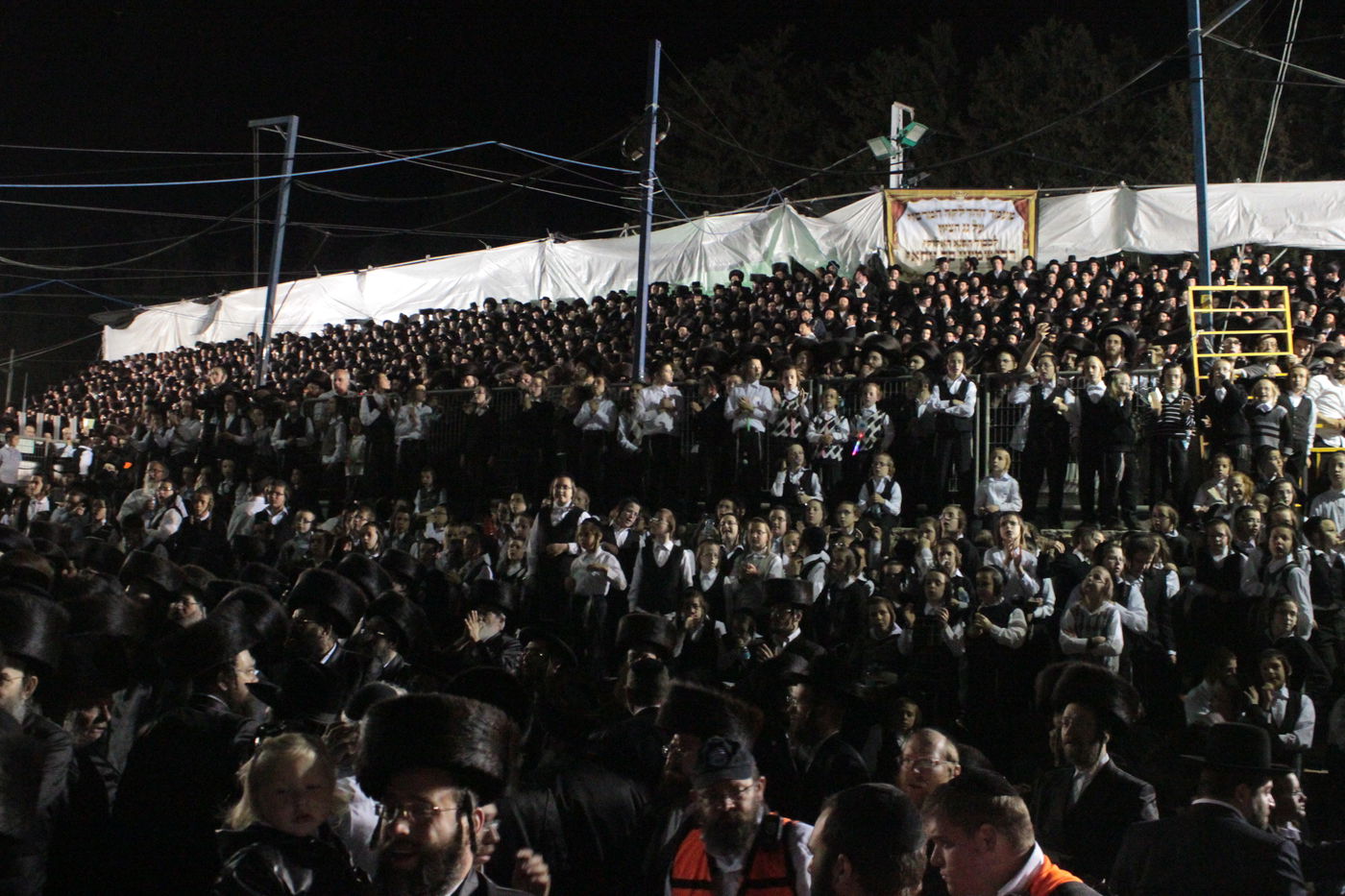 אוֹר מֻפְלֶא אוֹר הַיְקוֹד הֵם יוֹקְדִים: תיעוד ענק ממירון