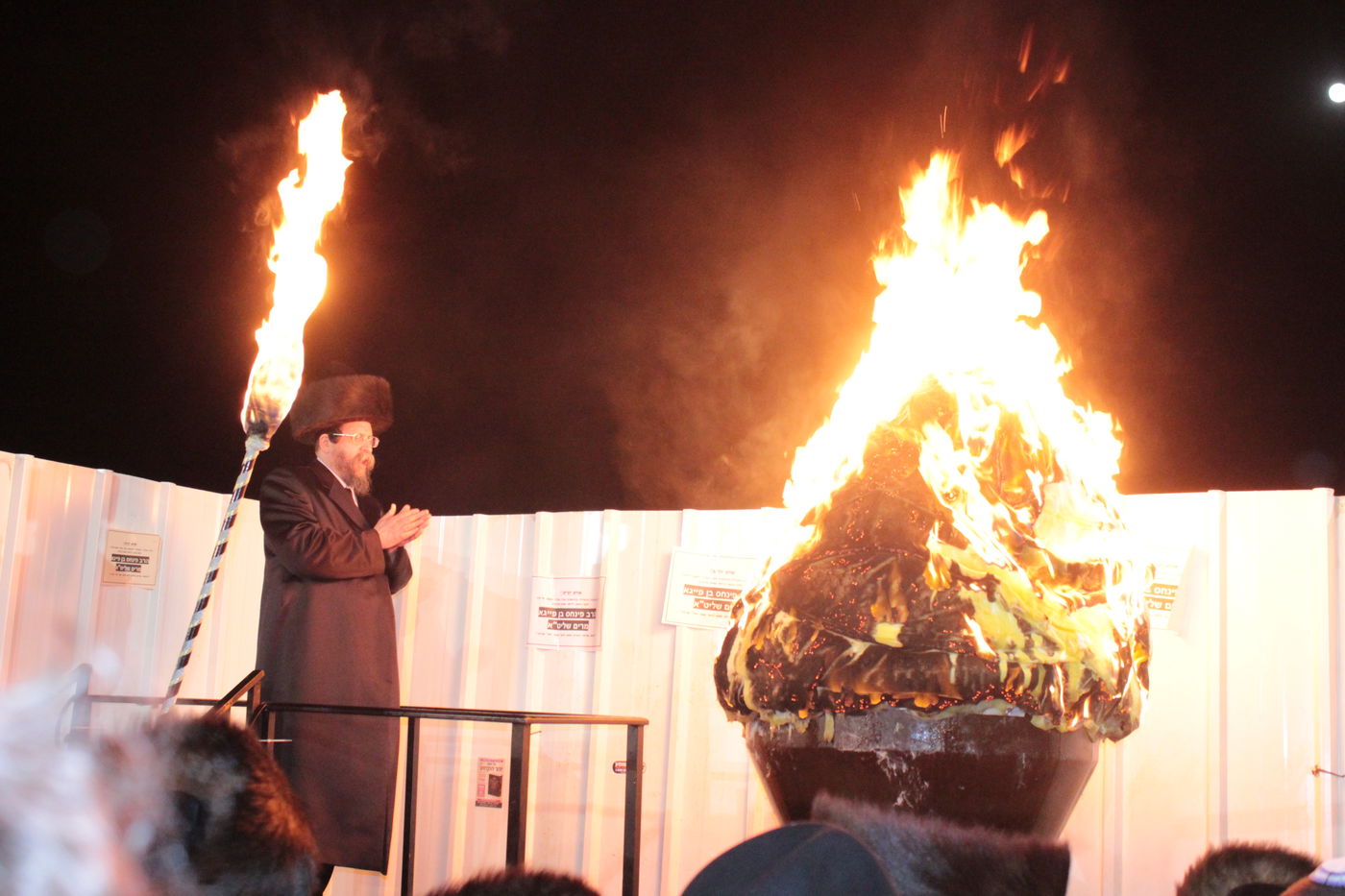 אוֹר מֻפְלֶא אוֹר הַיְקוֹד הֵם יוֹקְדִים: תיעוד ענק ממירון