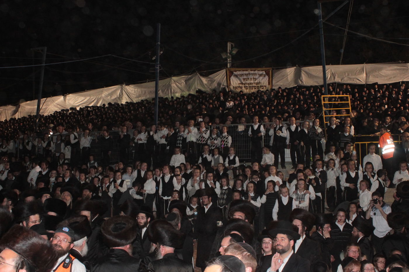 אוֹר מֻפְלֶא אוֹר הַיְקוֹד הֵם יוֹקְדִים: תיעוד ענק ממירון