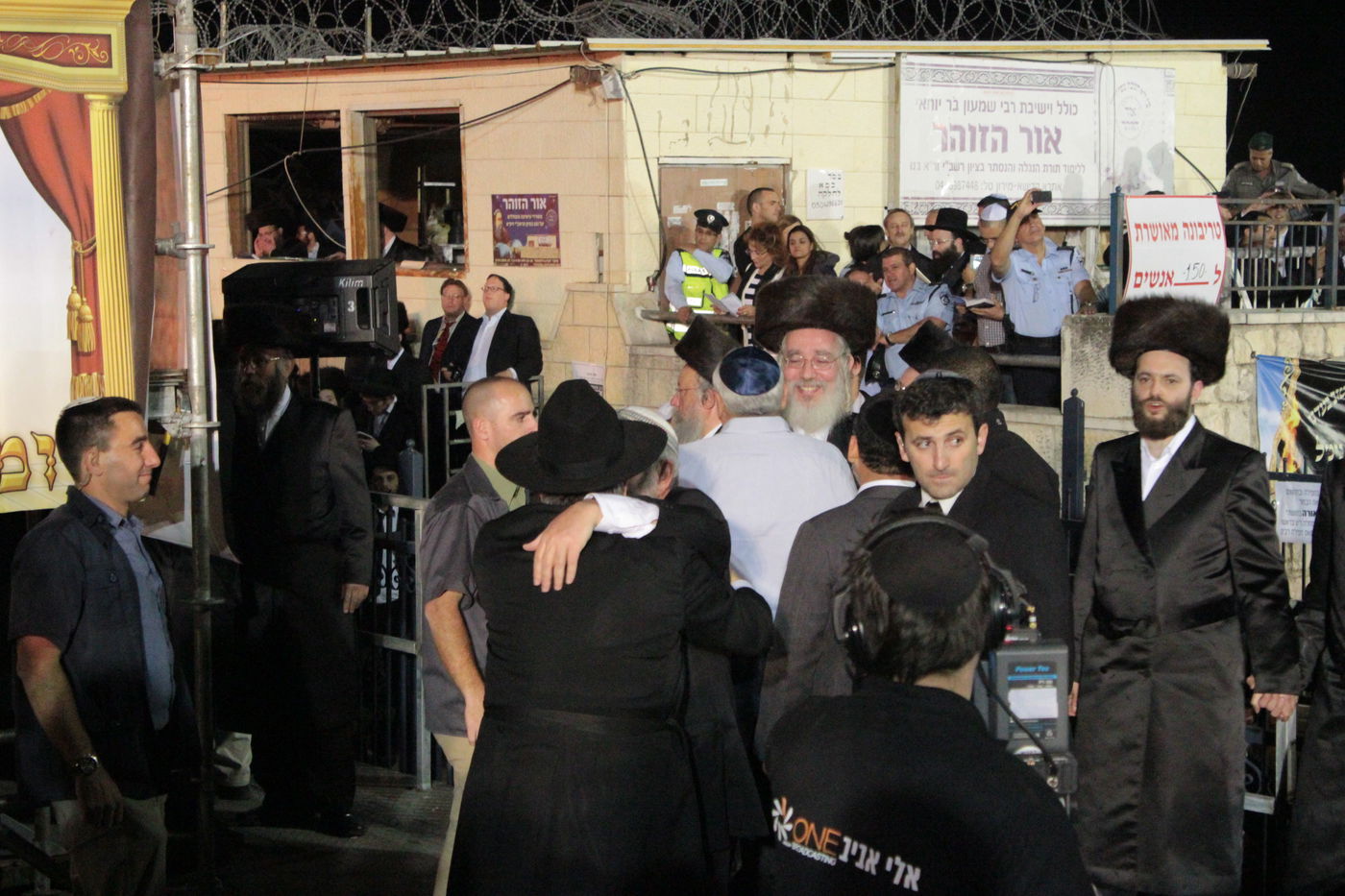 אוֹר מֻפְלֶא אוֹר הַיְקוֹד הֵם יוֹקְדִים: תיעוד ענק ממירון