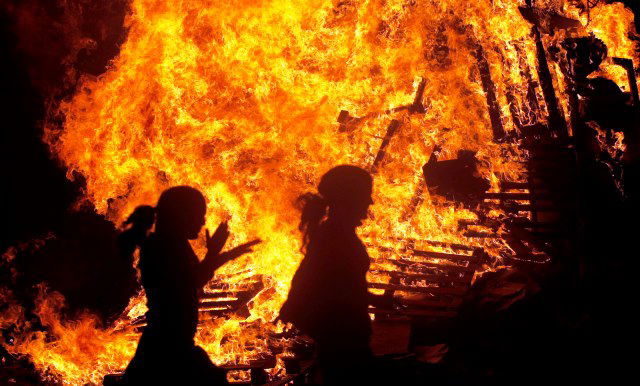 חגיגות ל"ג בעומר בשכונת מאה שערים בירושלים • צפו