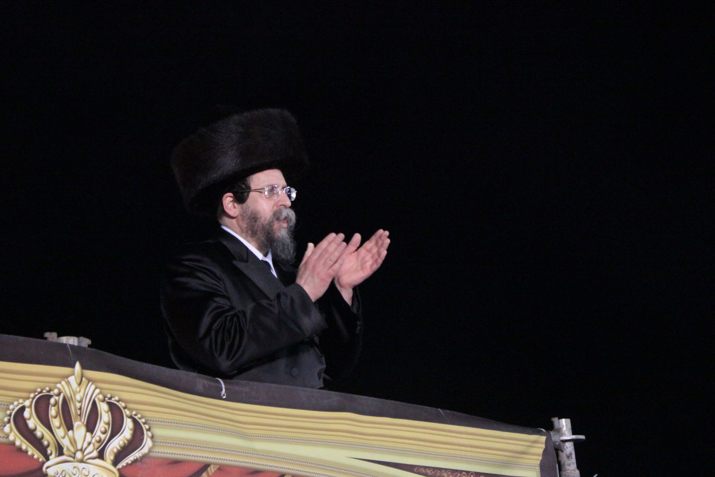 אוֹר מֻפְלֶא אוֹר הַיְקוֹד הֵם יוֹקְדִים: תיעוד ענק ממירון