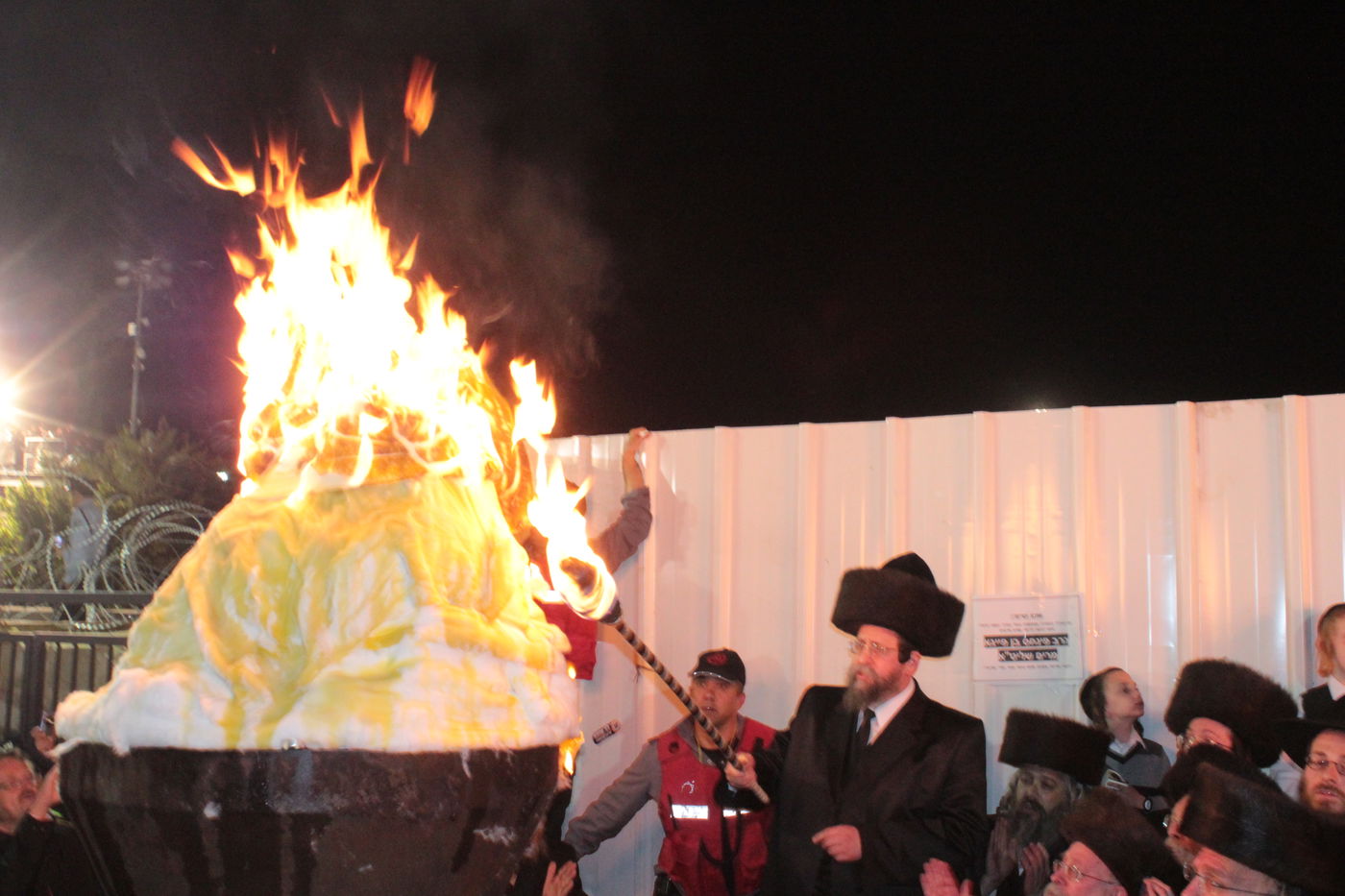 אוֹר מֻפְלֶא אוֹר הַיְקוֹד הֵם יוֹקְדִים: תיעוד ענק ממירון