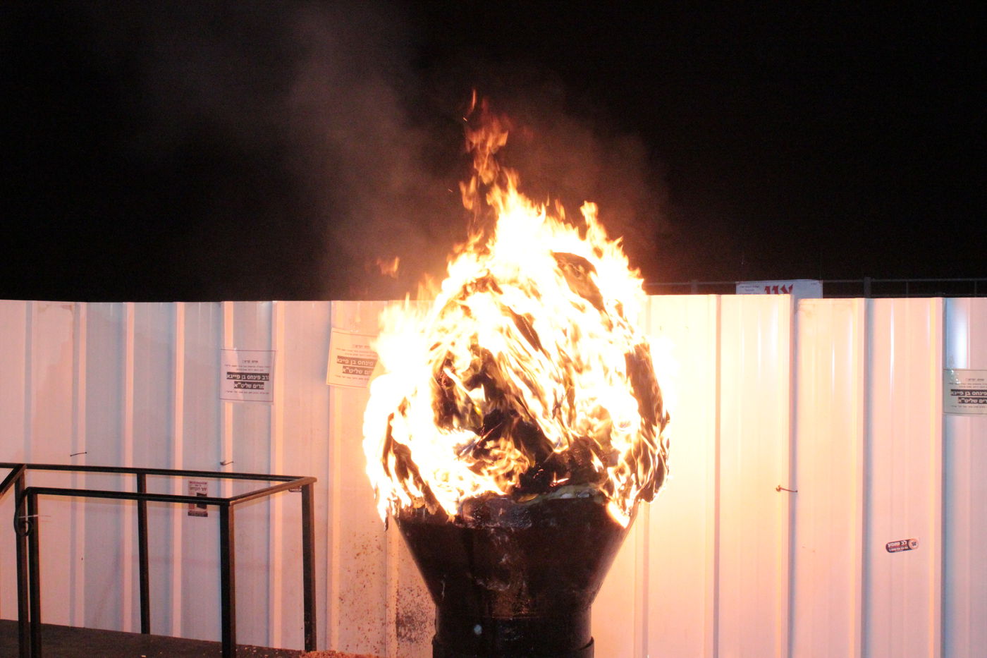 אוֹר מֻפְלֶא אוֹר הַיְקוֹד הֵם יוֹקְדִים: תיעוד ענק ממירון