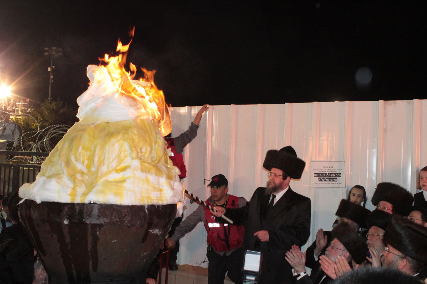 אוֹר מֻפְלֶא אוֹר הַיְקוֹד הֵם יוֹקְדִים: תיעוד ענק ממירון