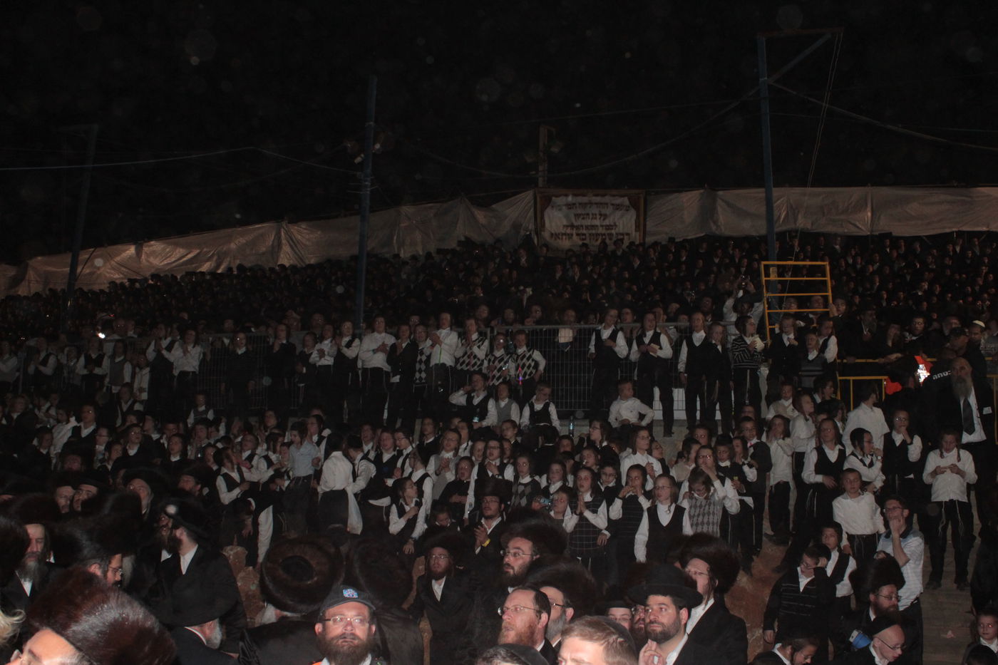 אוֹר מֻפְלֶא אוֹר הַיְקוֹד הֵם יוֹקְדִים: תיעוד ענק ממירון