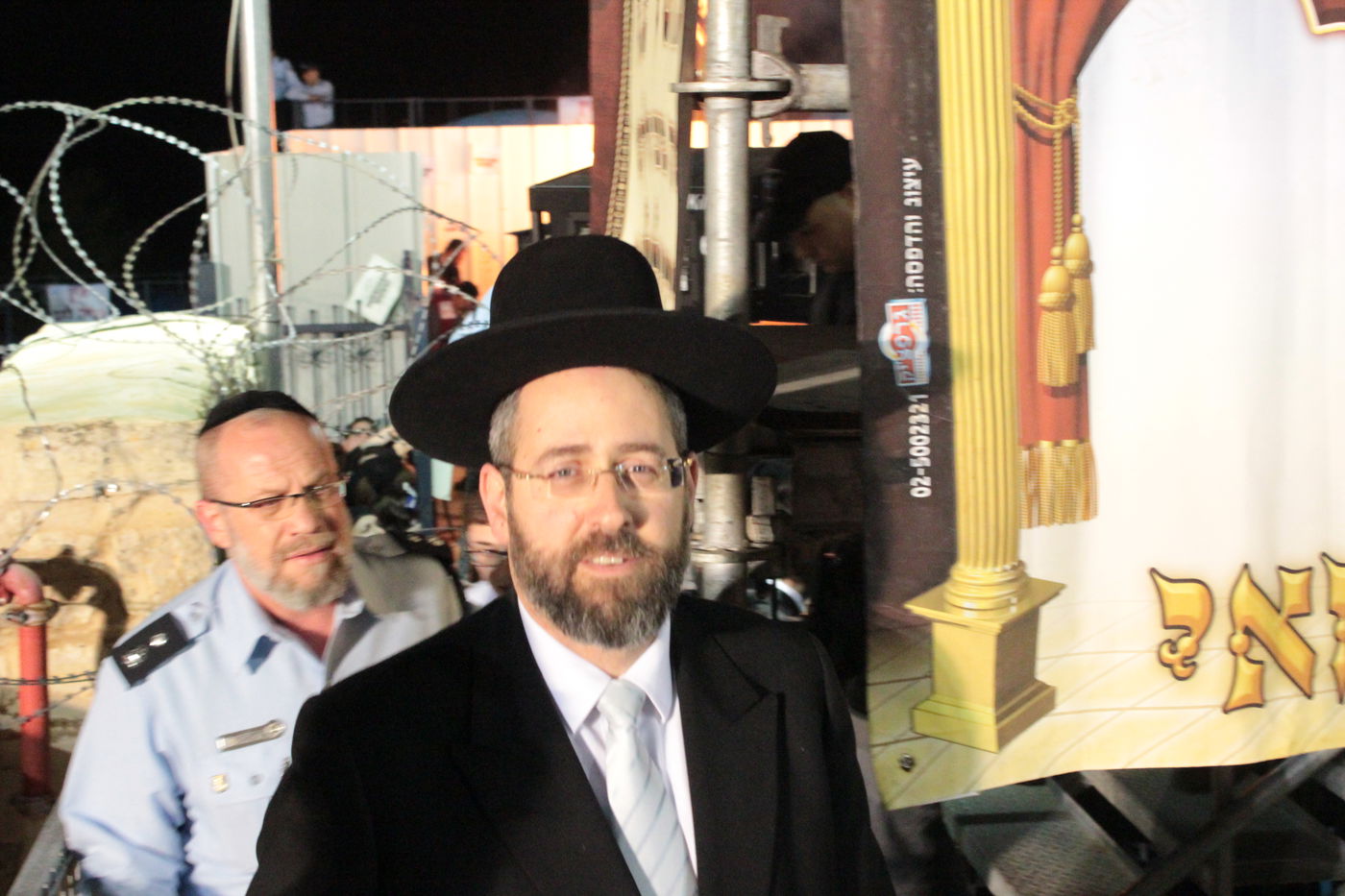 אוֹר מֻפְלֶא אוֹר הַיְקוֹד הֵם יוֹקְדִים: תיעוד ענק ממירון