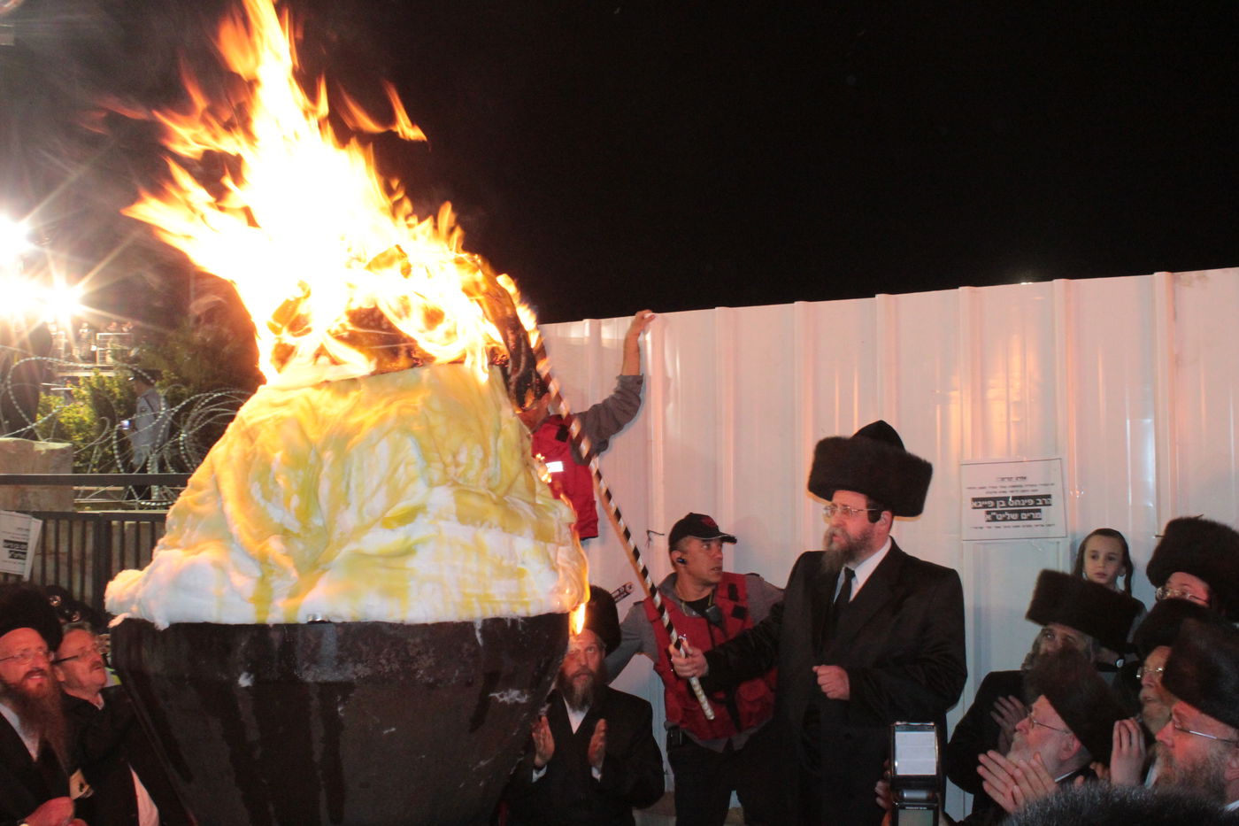 אוֹר מֻפְלֶא אוֹר הַיְקוֹד הֵם יוֹקְדִים: תיעוד ענק ממירון