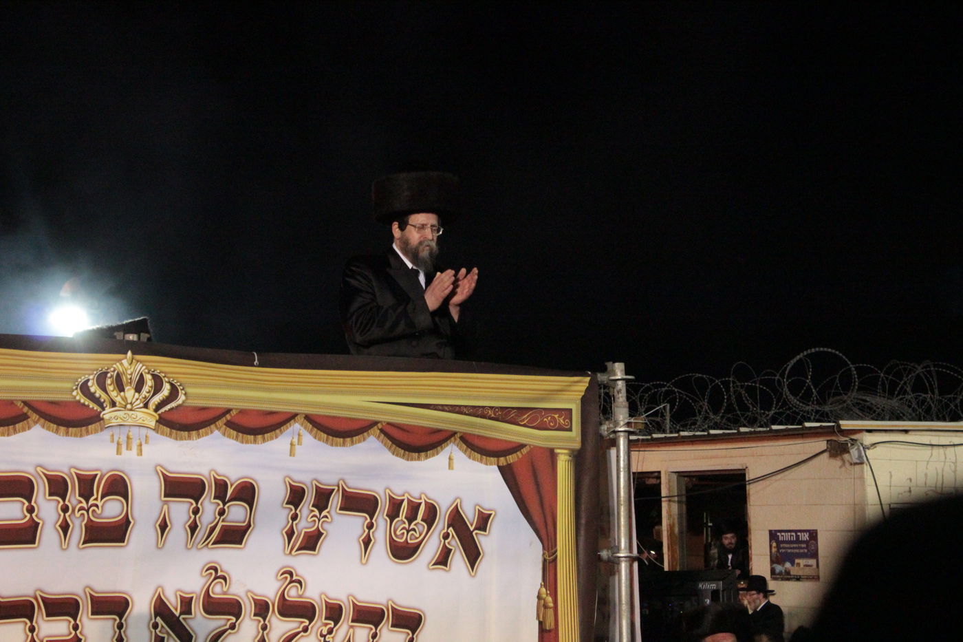 אוֹר מֻפְלֶא אוֹר הַיְקוֹד הֵם יוֹקְדִים: תיעוד ענק ממירון