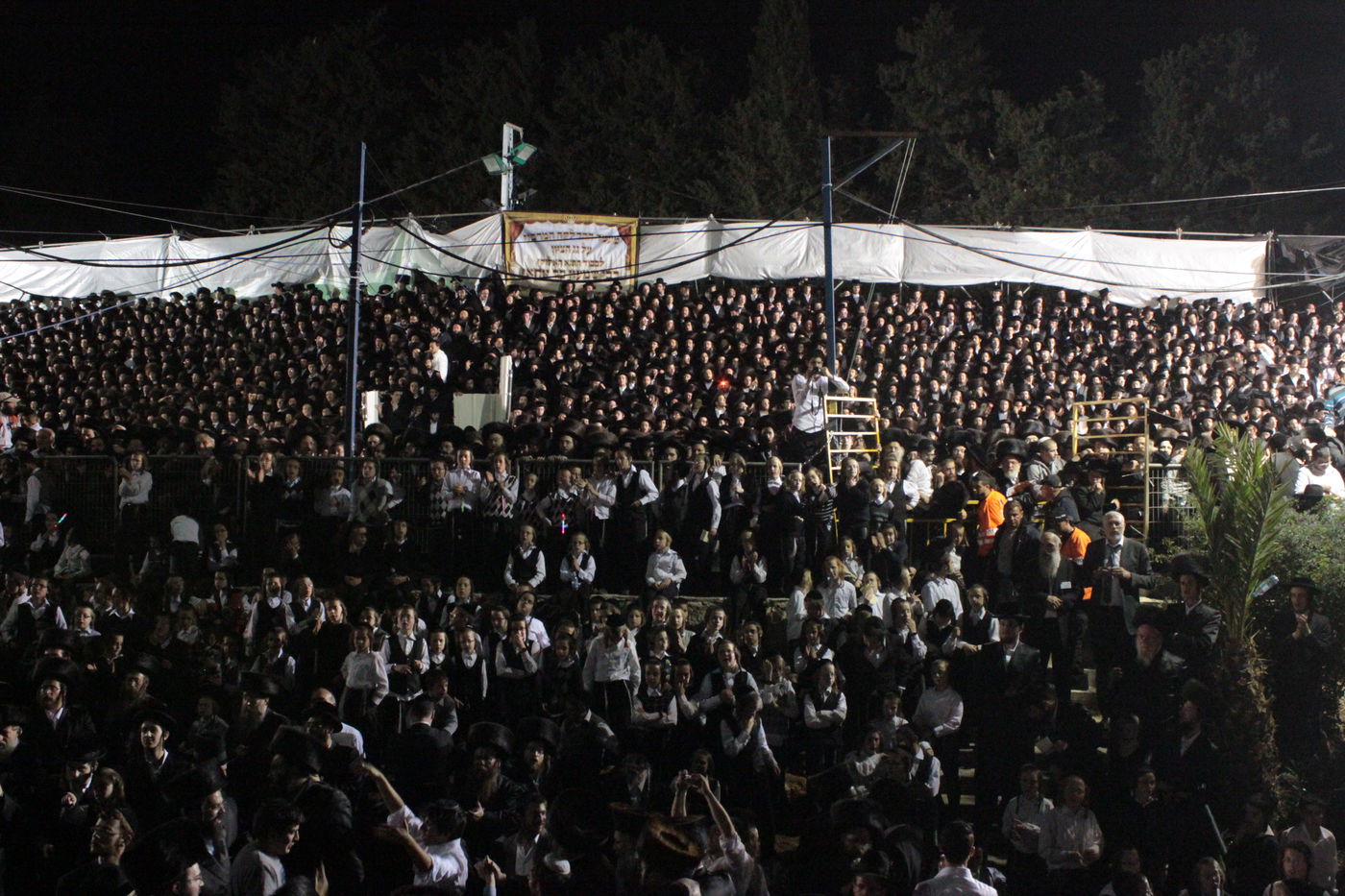 אוֹר מֻפְלֶא אוֹר הַיְקוֹד הֵם יוֹקְדִים: תיעוד ענק ממירון