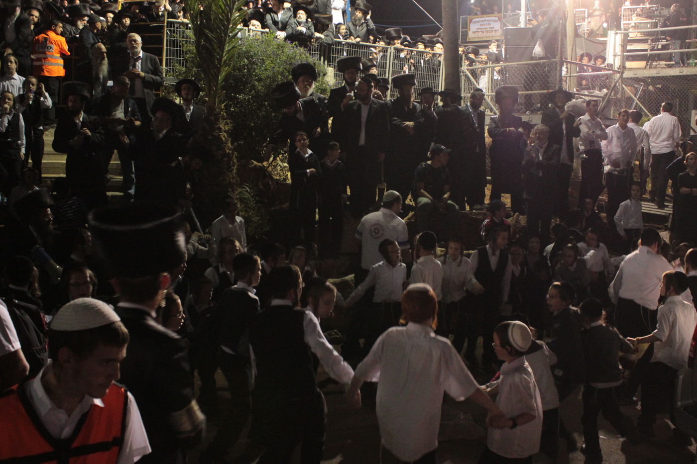 אוֹר מֻפְלֶא אוֹר הַיְקוֹד הֵם יוֹקְדִים: תיעוד ענק ממירון