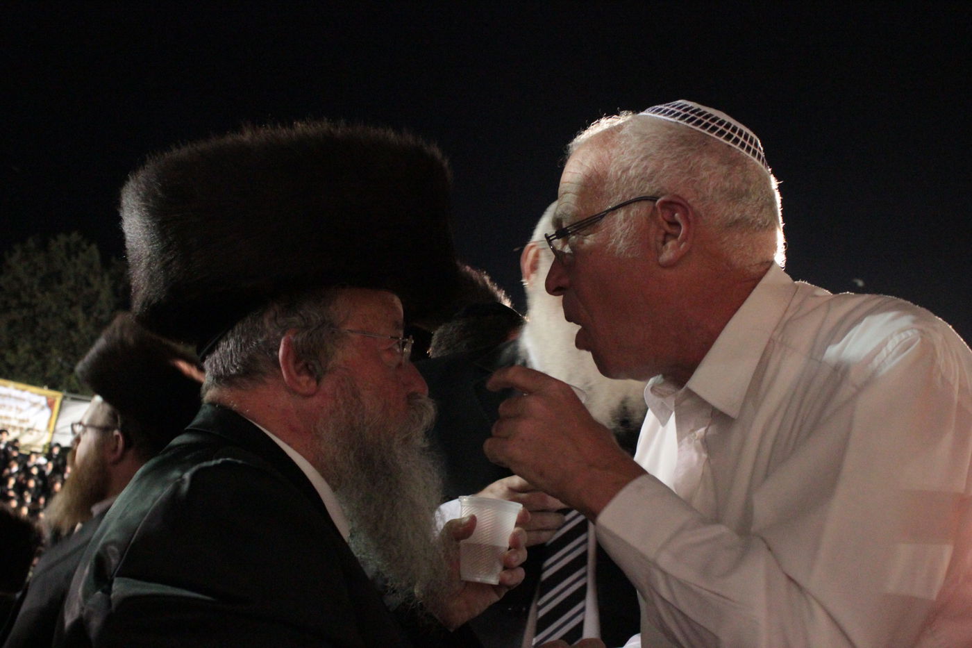 אוֹר מֻפְלֶא אוֹר הַיְקוֹד הֵם יוֹקְדִים: תיעוד ענק ממירון