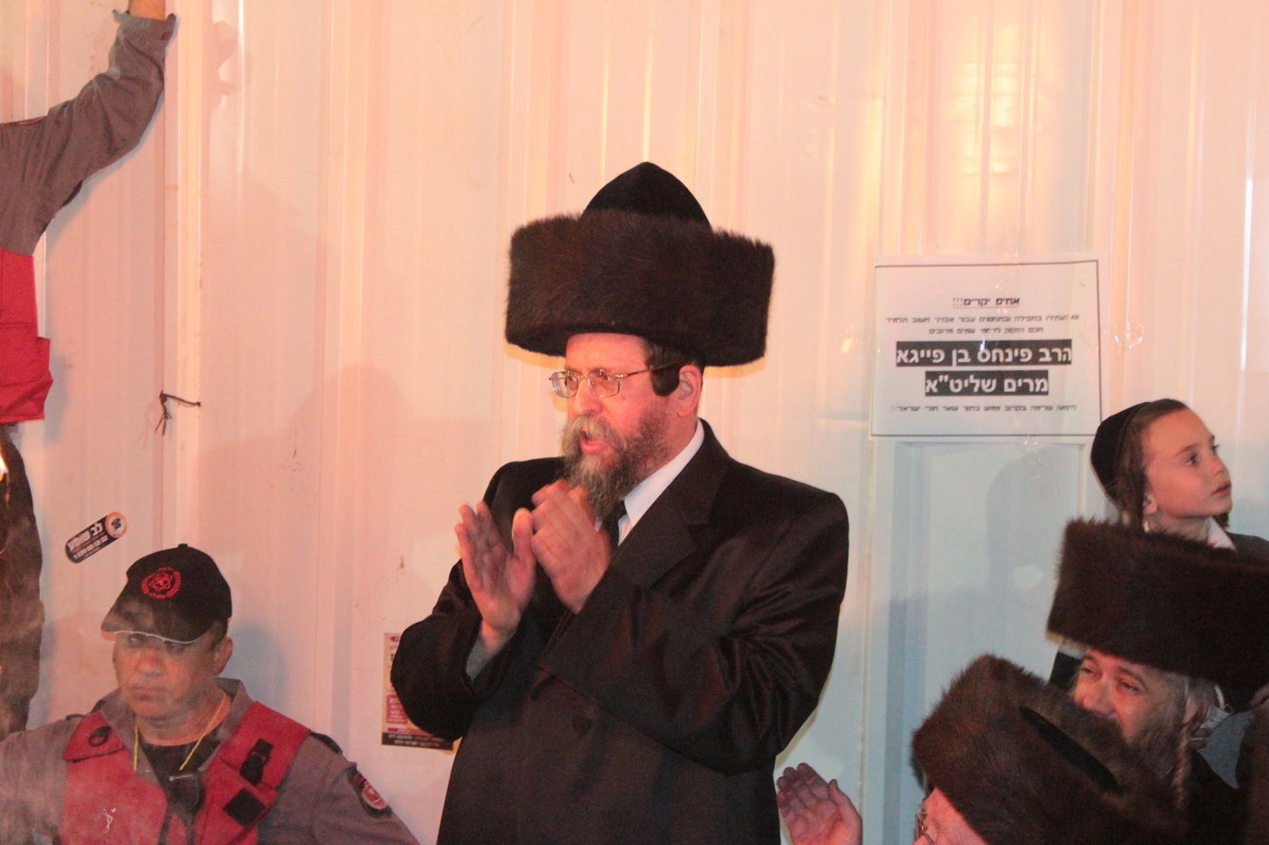 אוֹר מֻפְלֶא אוֹר הַיְקוֹד הֵם יוֹקְדִים: תיעוד ענק ממירון