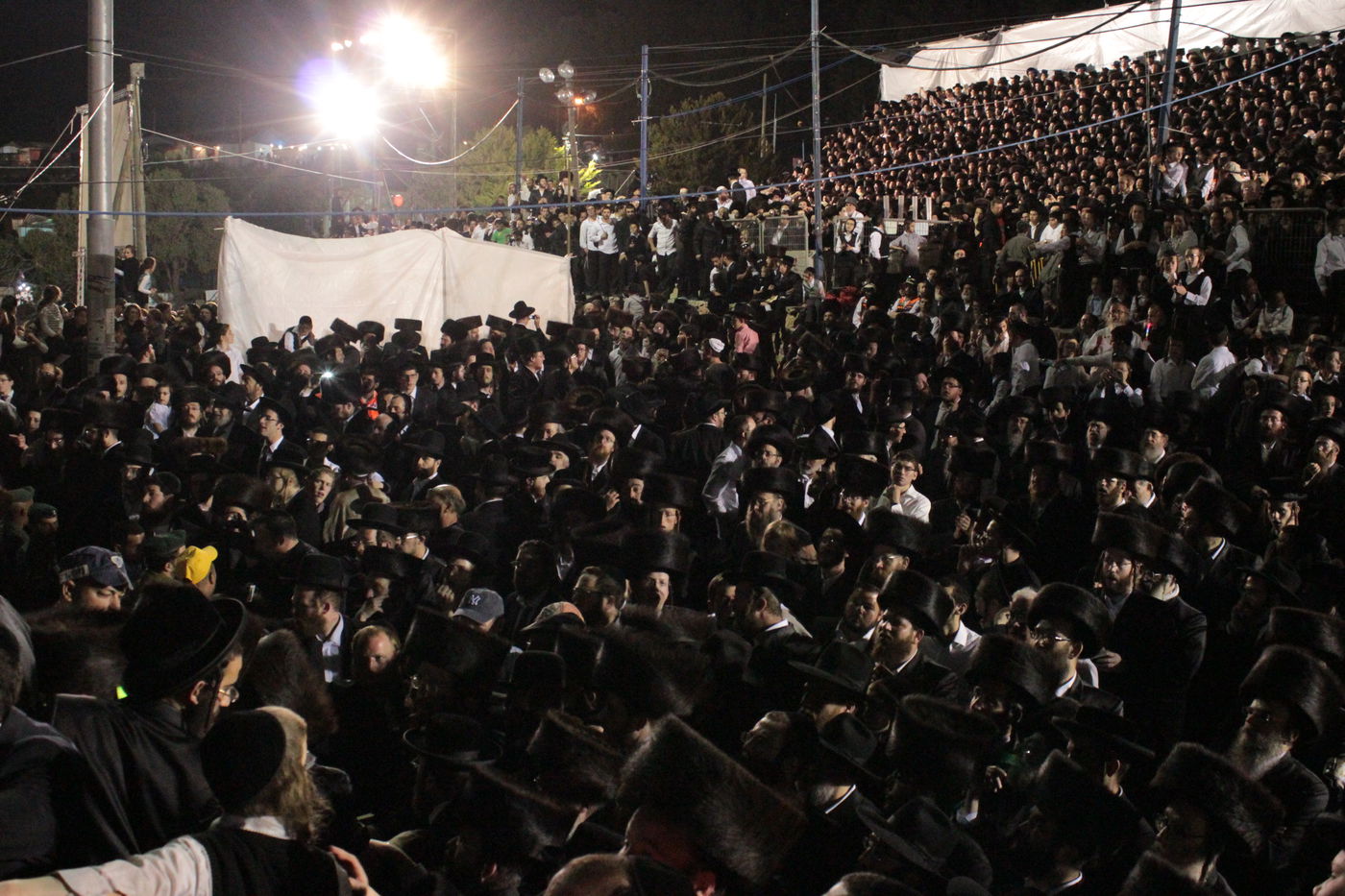 אוֹר מֻפְלֶא אוֹר הַיְקוֹד הֵם יוֹקְדִים: תיעוד ענק ממירון