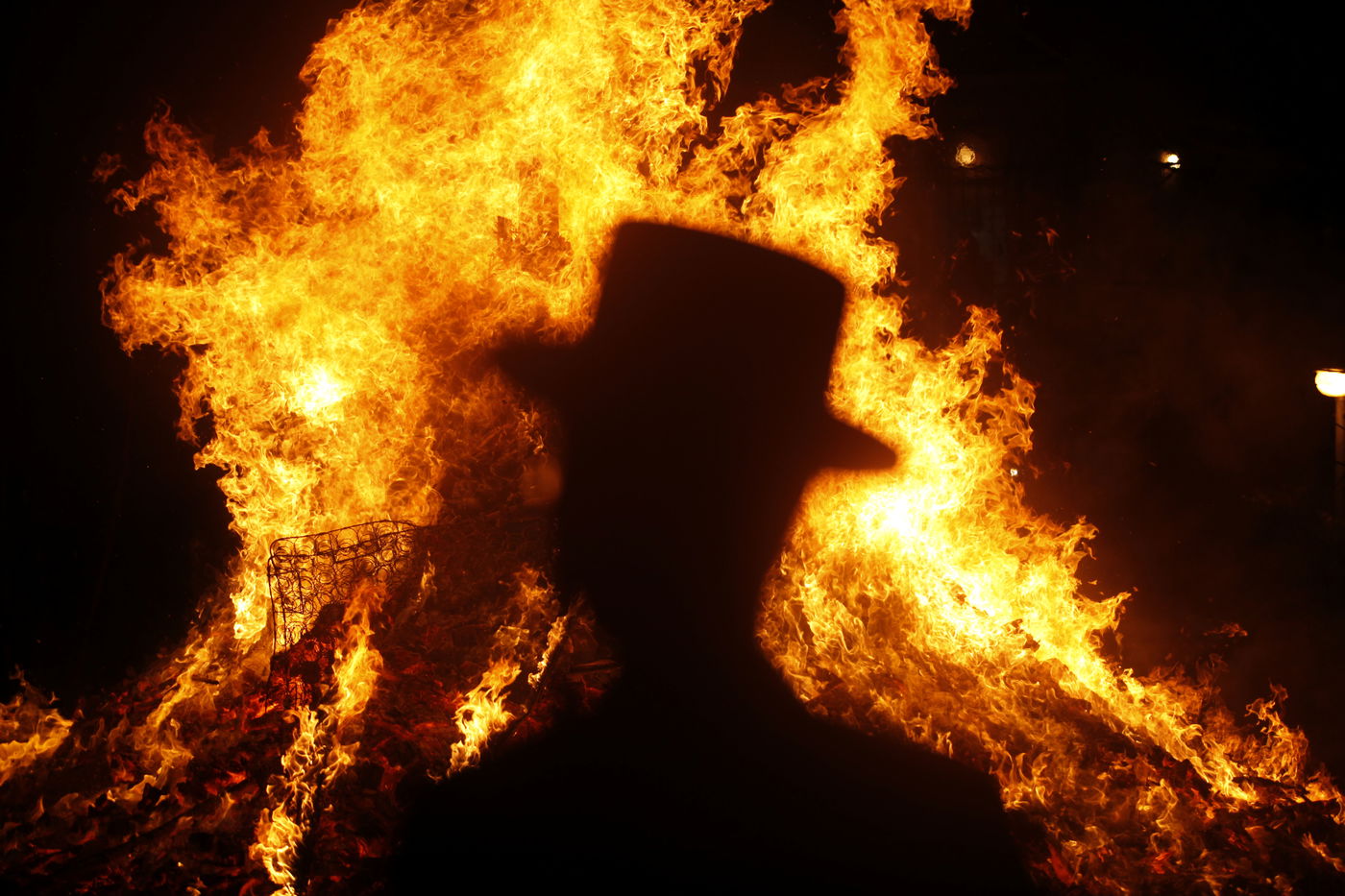 חגיגות ל"ג בעומר בשכונת מאה שערים בירושלים • צפו