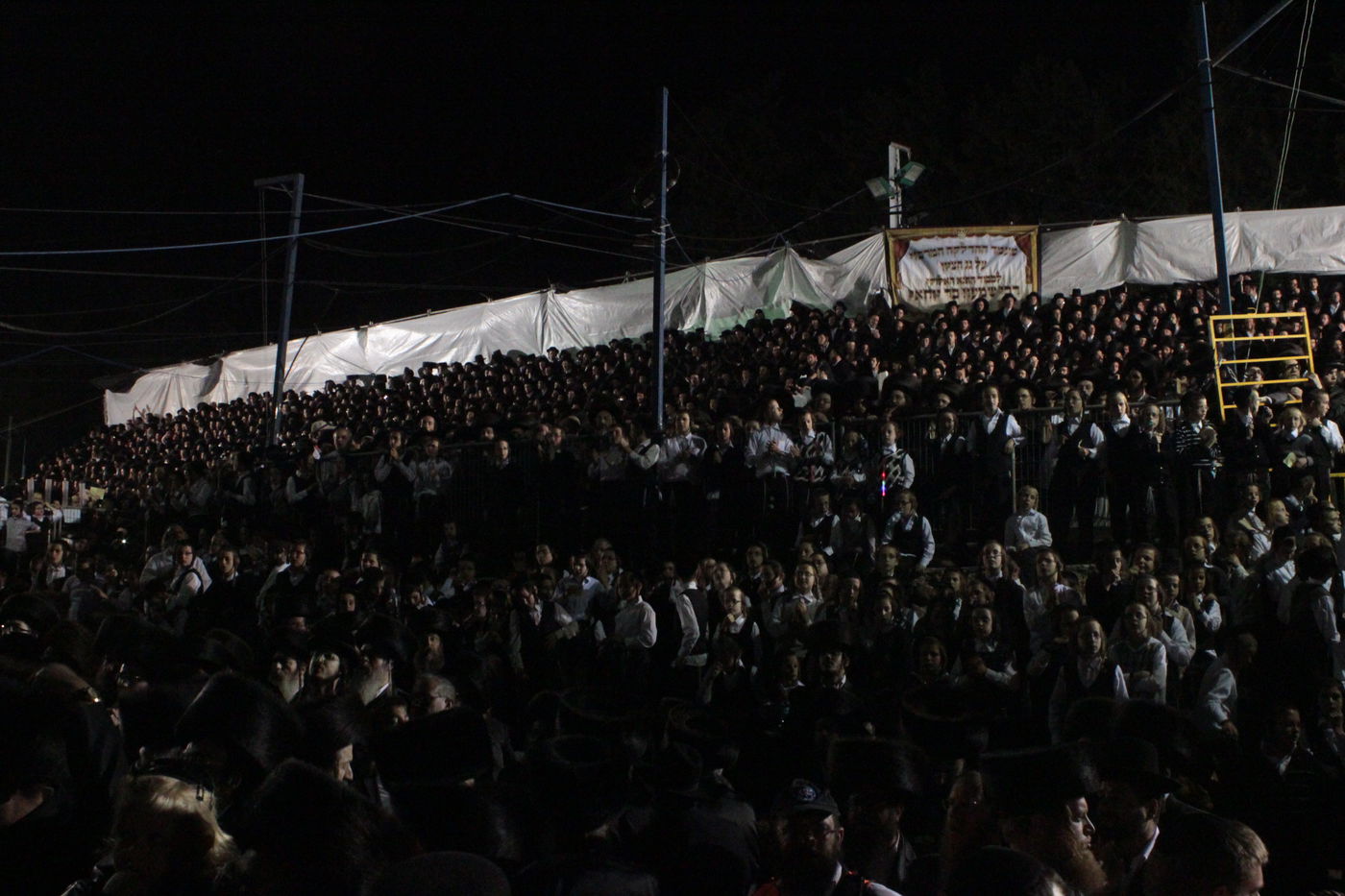 אוֹר מֻפְלֶא אוֹר הַיְקוֹד הֵם יוֹקְדִים: תיעוד ענק ממירון