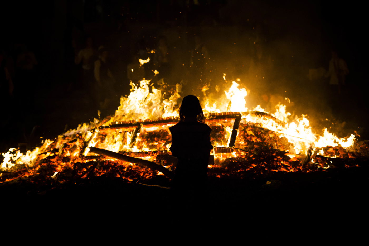 חגיגות ל"ג בעומר בשכונת מאה שערים בירושלים • צפו