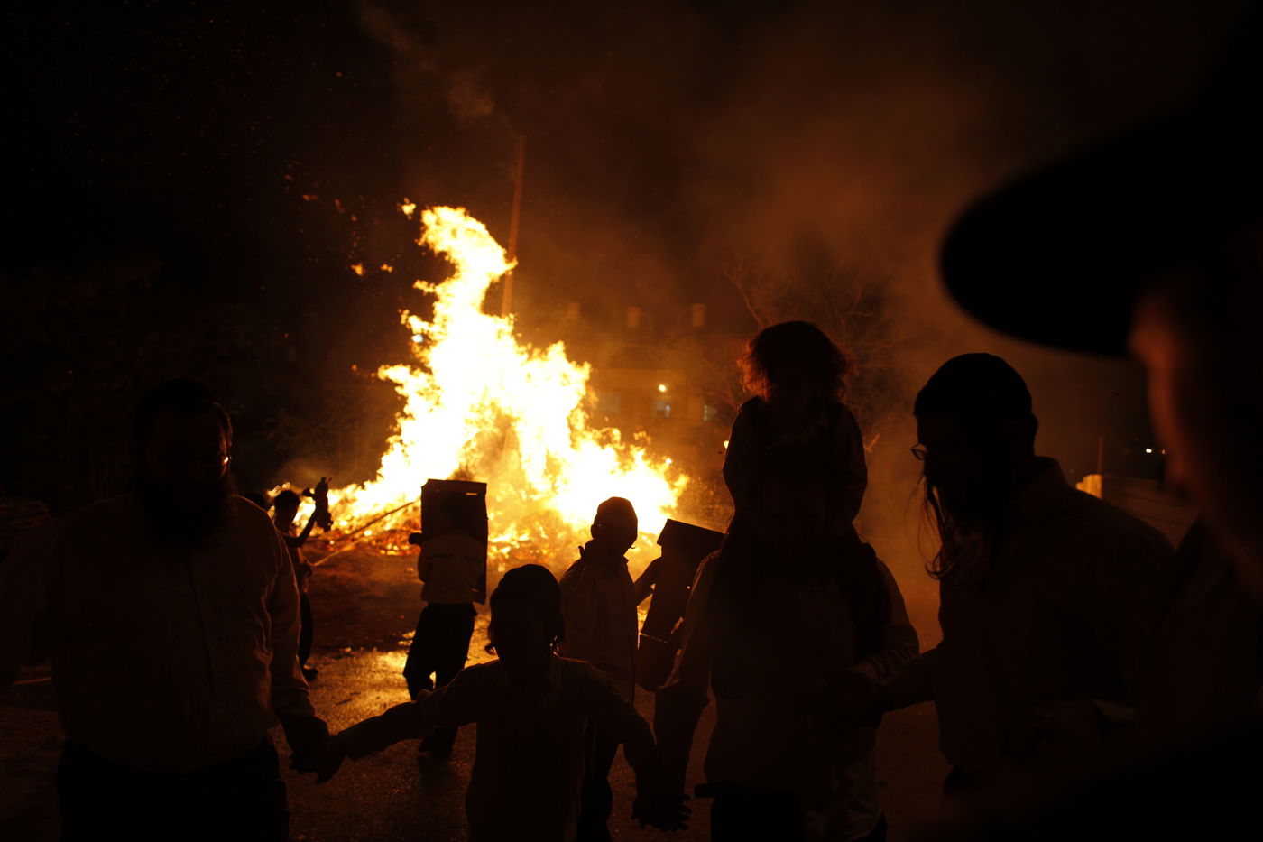 חגיגות ל"ג בעומר בשכונת מאה שערים בירושלים • צפו