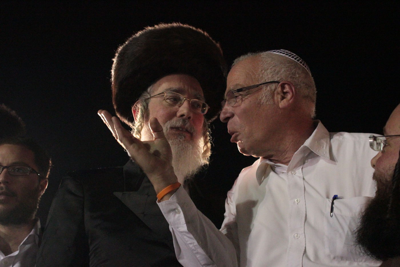 אוֹר מֻפְלֶא אוֹר הַיְקוֹד הֵם יוֹקְדִים: תיעוד ענק ממירון