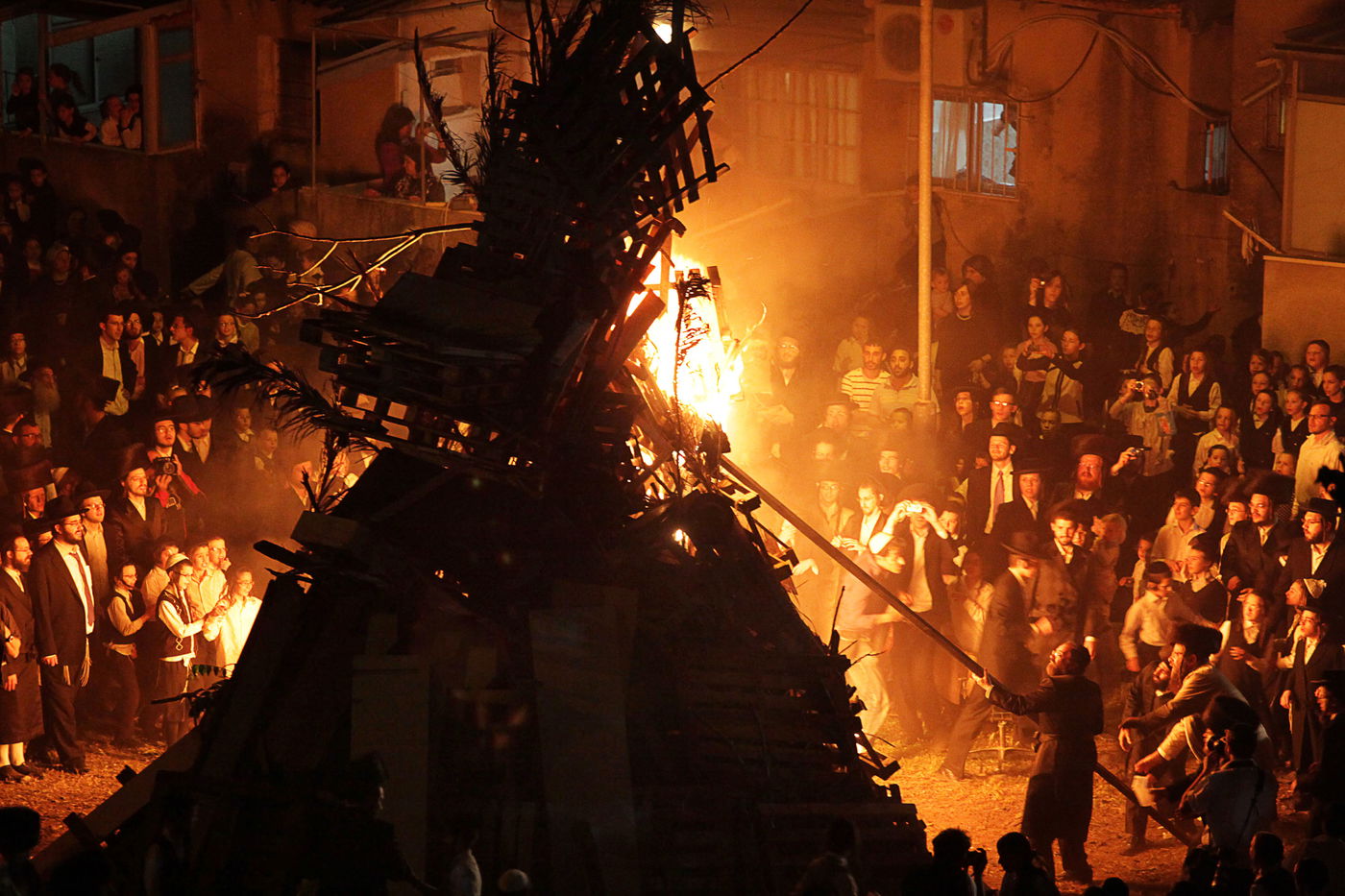 חגיגות ל"ג בעומר בשכונת מאה שערים בירושלים • צפו