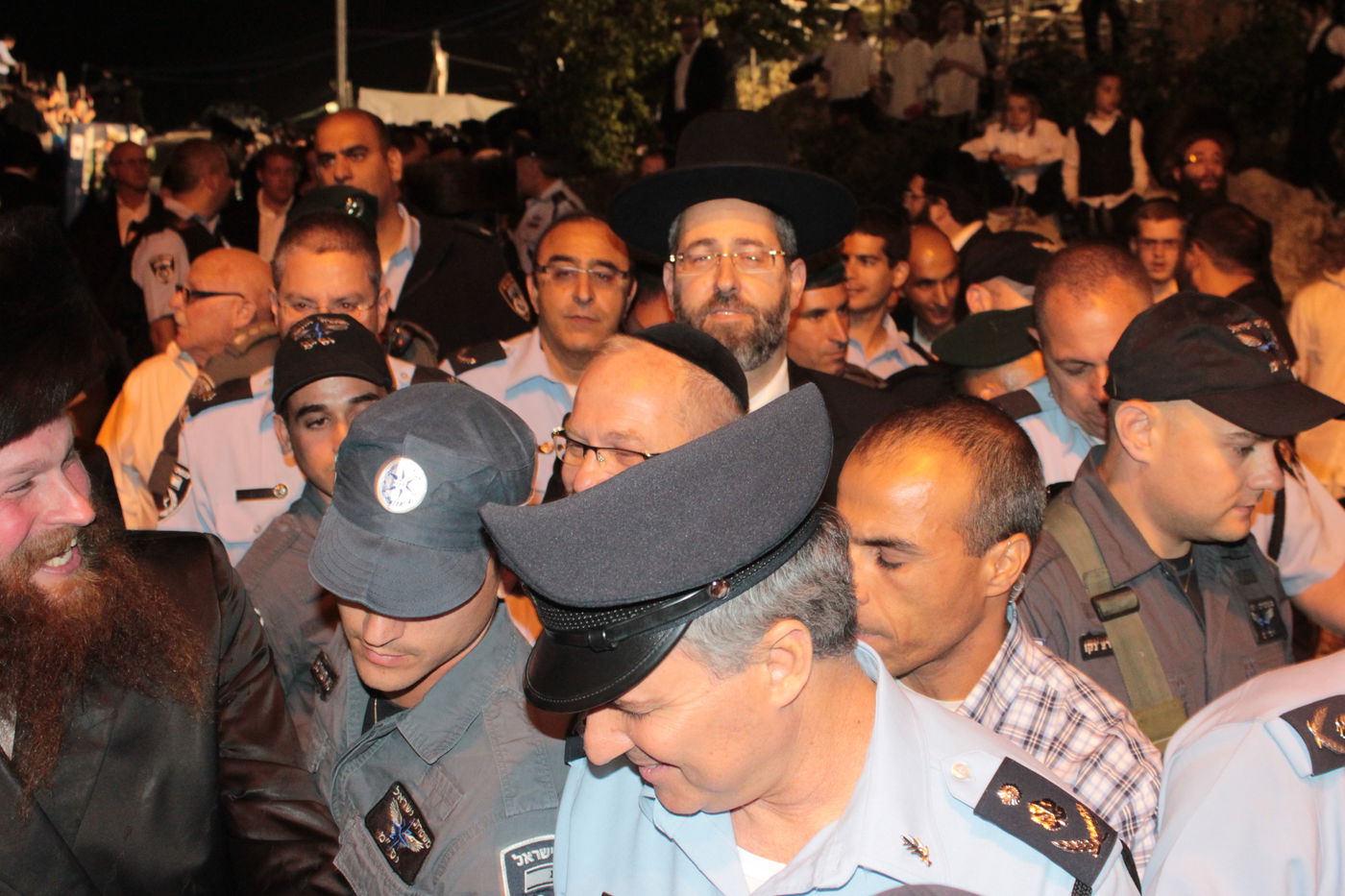 אוֹר מֻפְלֶא אוֹר הַיְקוֹד הֵם יוֹקְדִים: תיעוד ענק ממירון