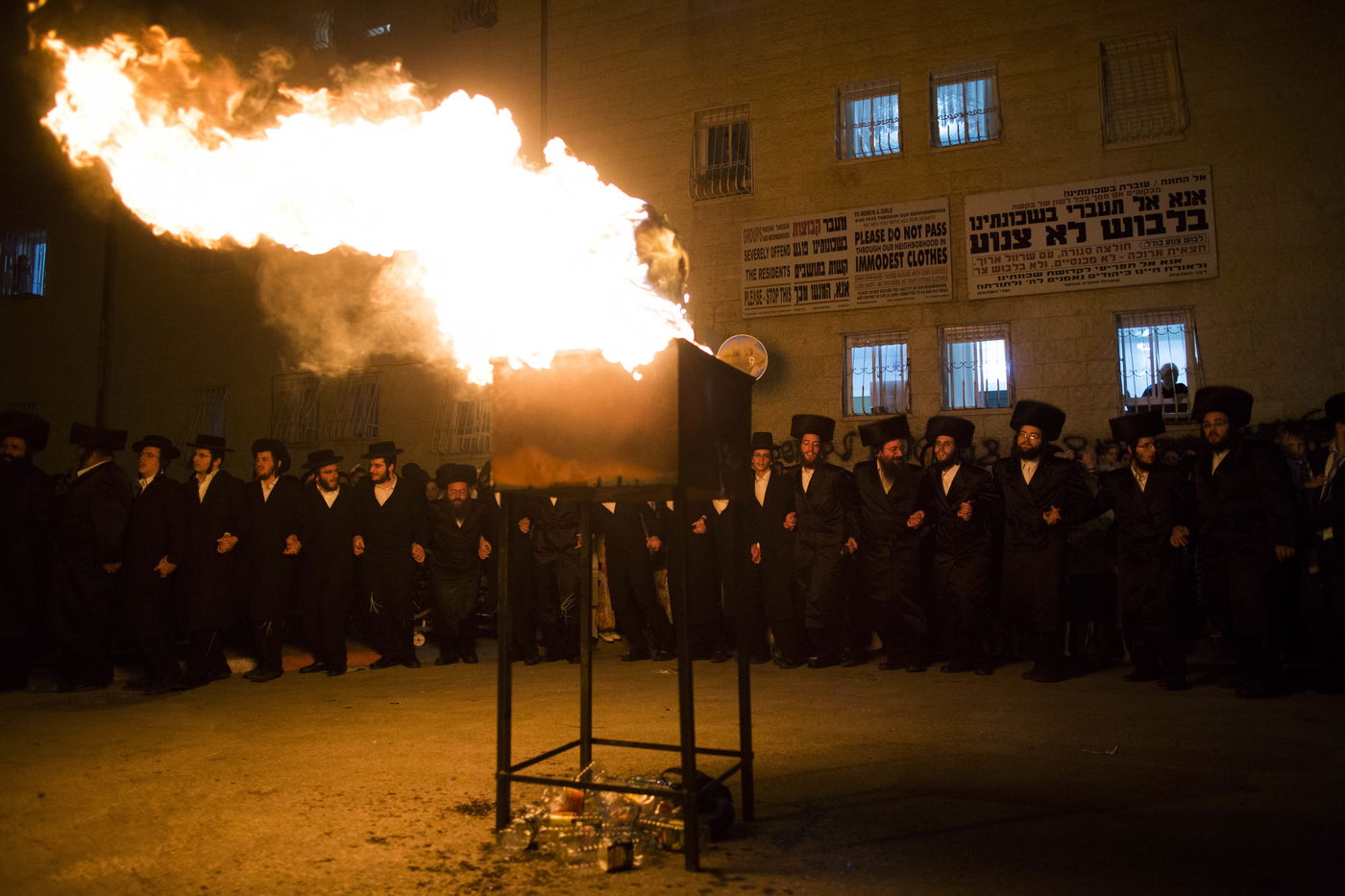 חגיגות ל"ג בעומר בשכונת מאה שערים בירושלים • צפו
