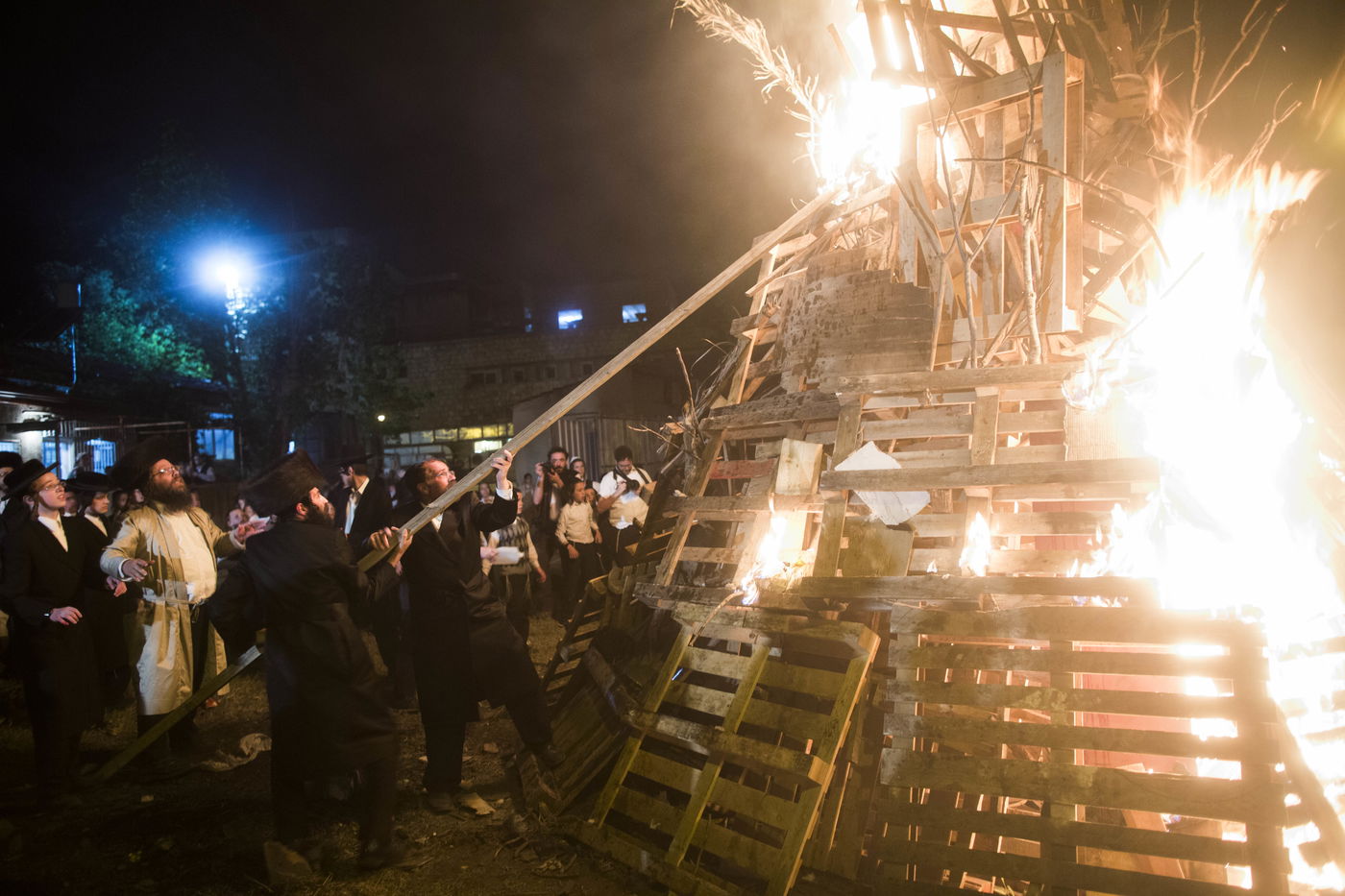 חגיגות ל"ג בעומר בשכונת מאה שערים בירושלים • צפו