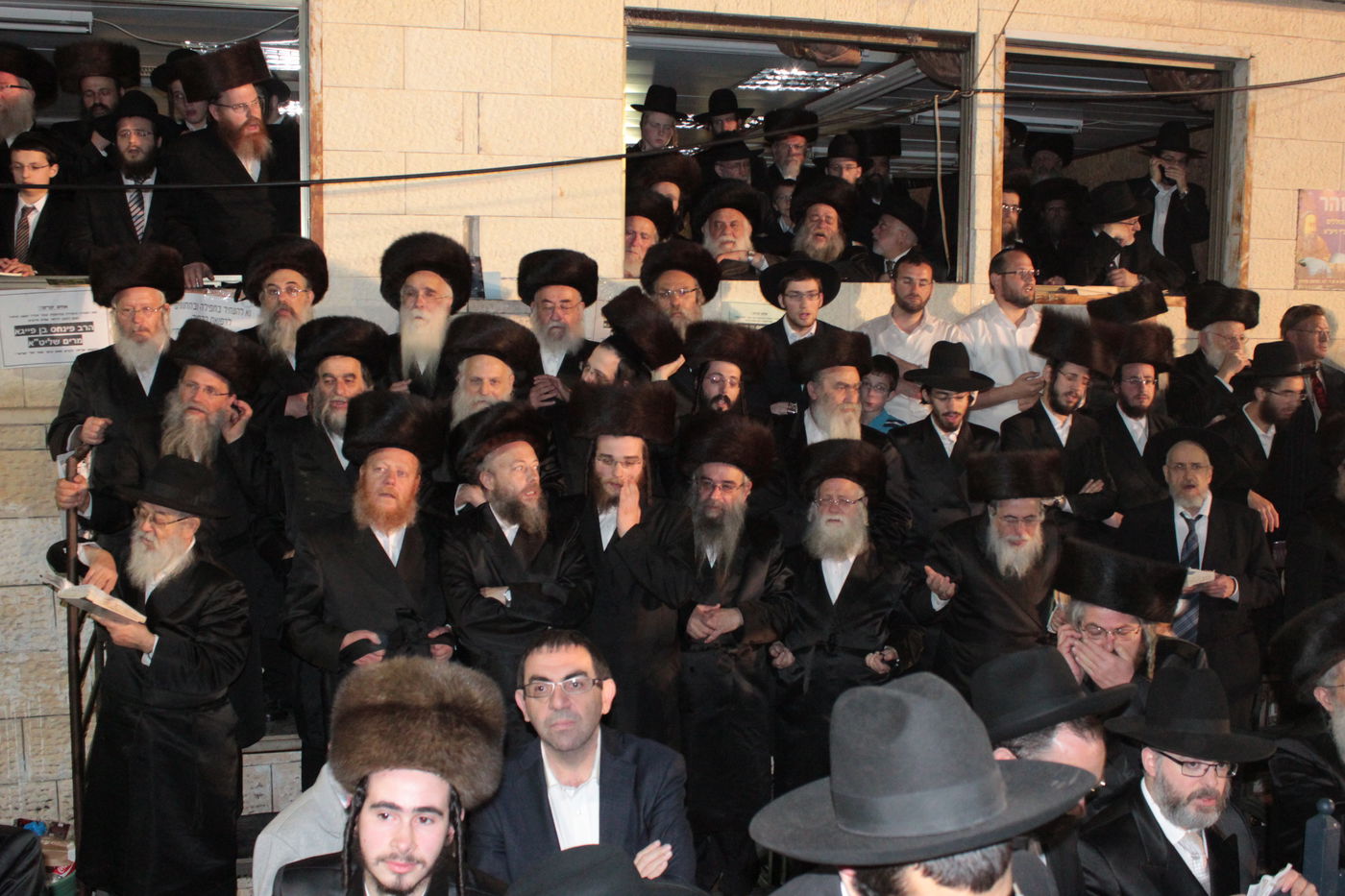 אוֹר מֻפְלֶא אוֹר הַיְקוֹד הֵם יוֹקְדִים: תיעוד ענק ממירון